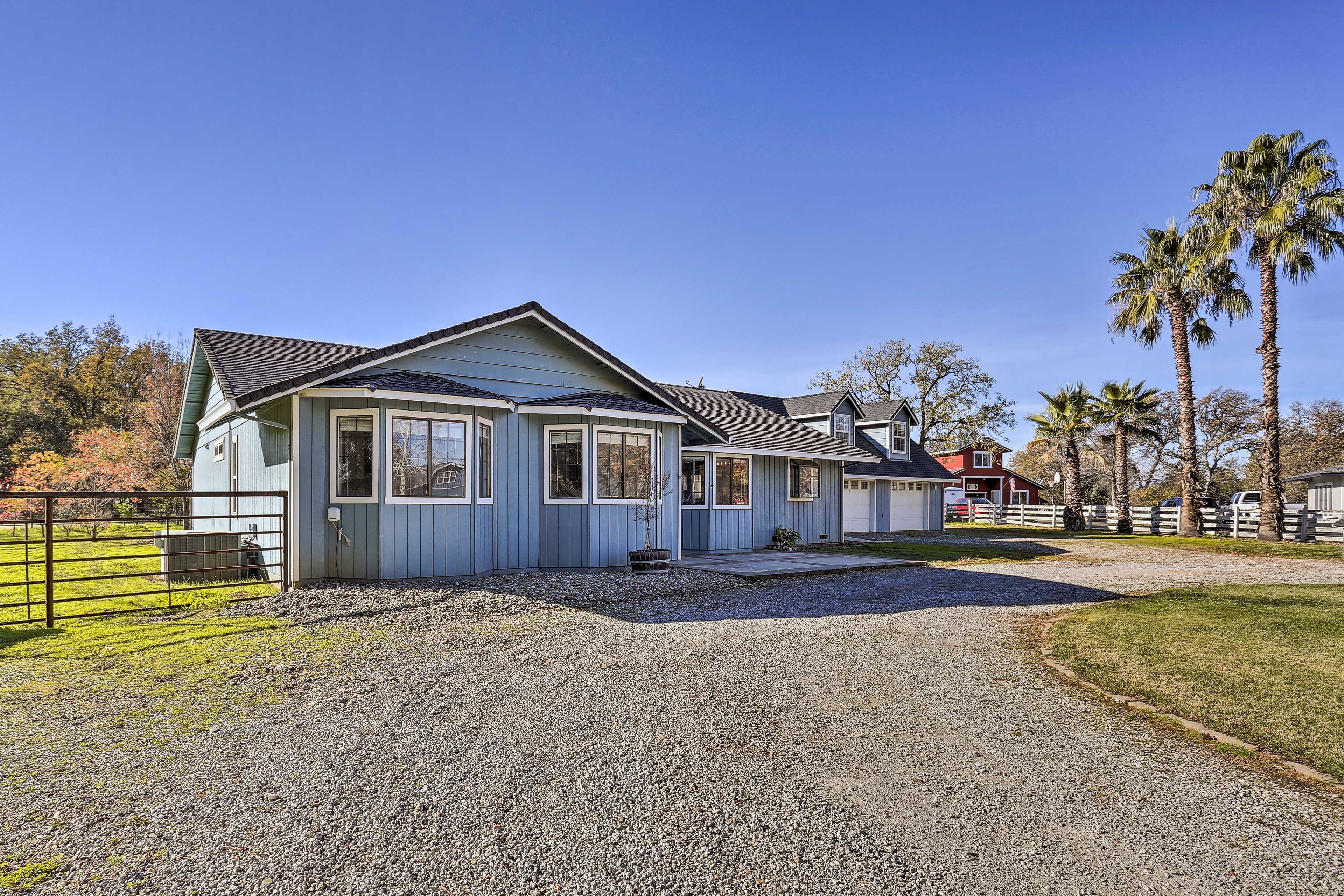 Exterior | Parking | Driveway (5 Vehicles)