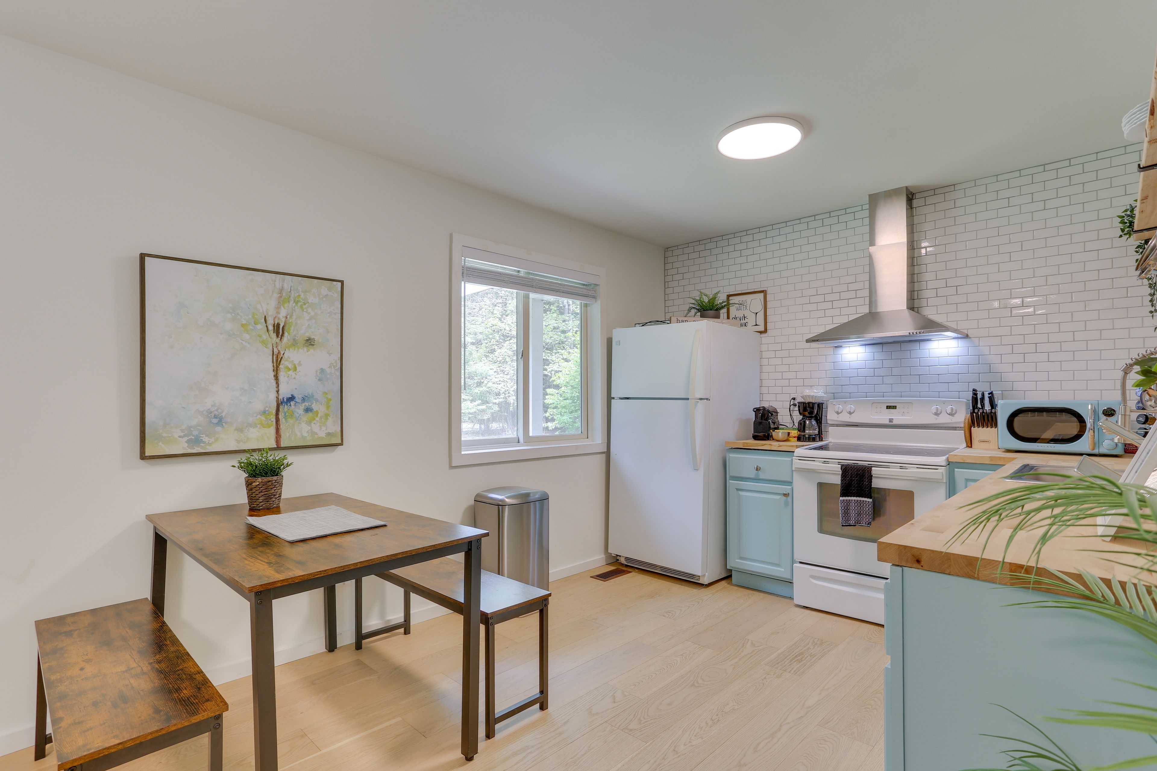 Dining Table | Dishware & Flatware Provided