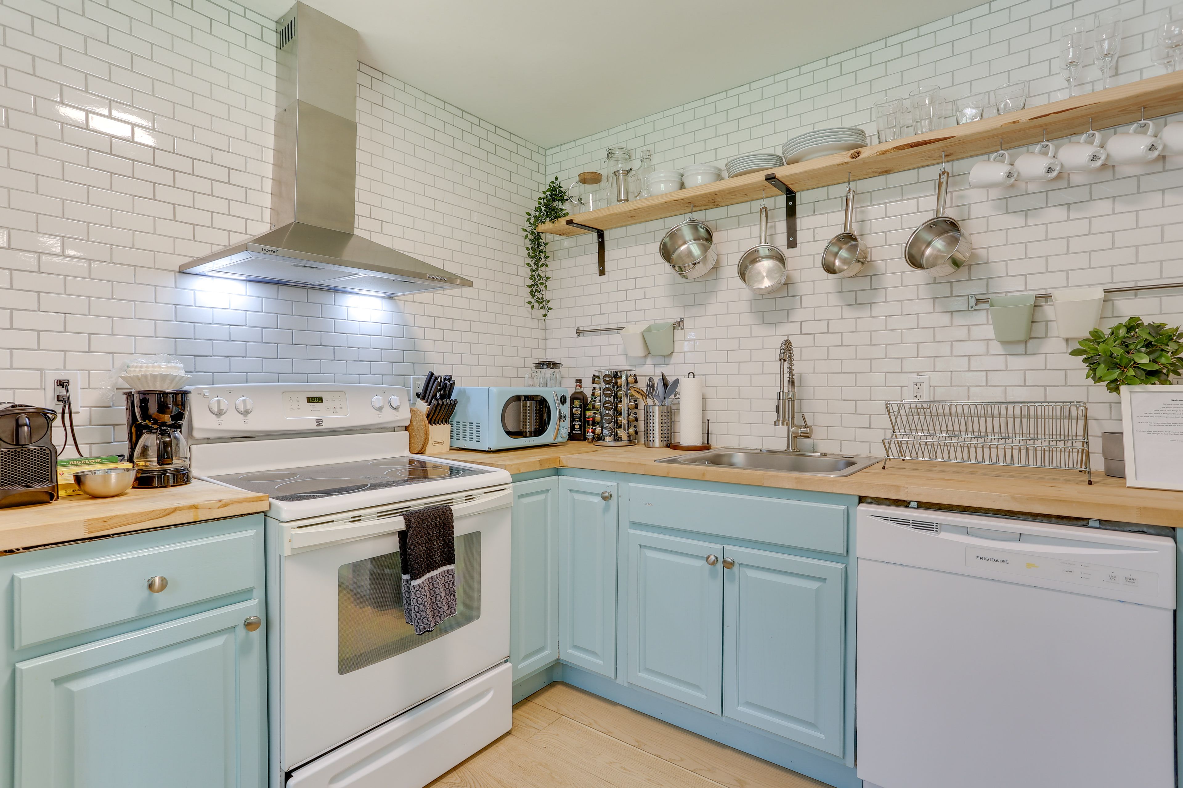 Kitchen | Free WiFi | Open Floor Plan