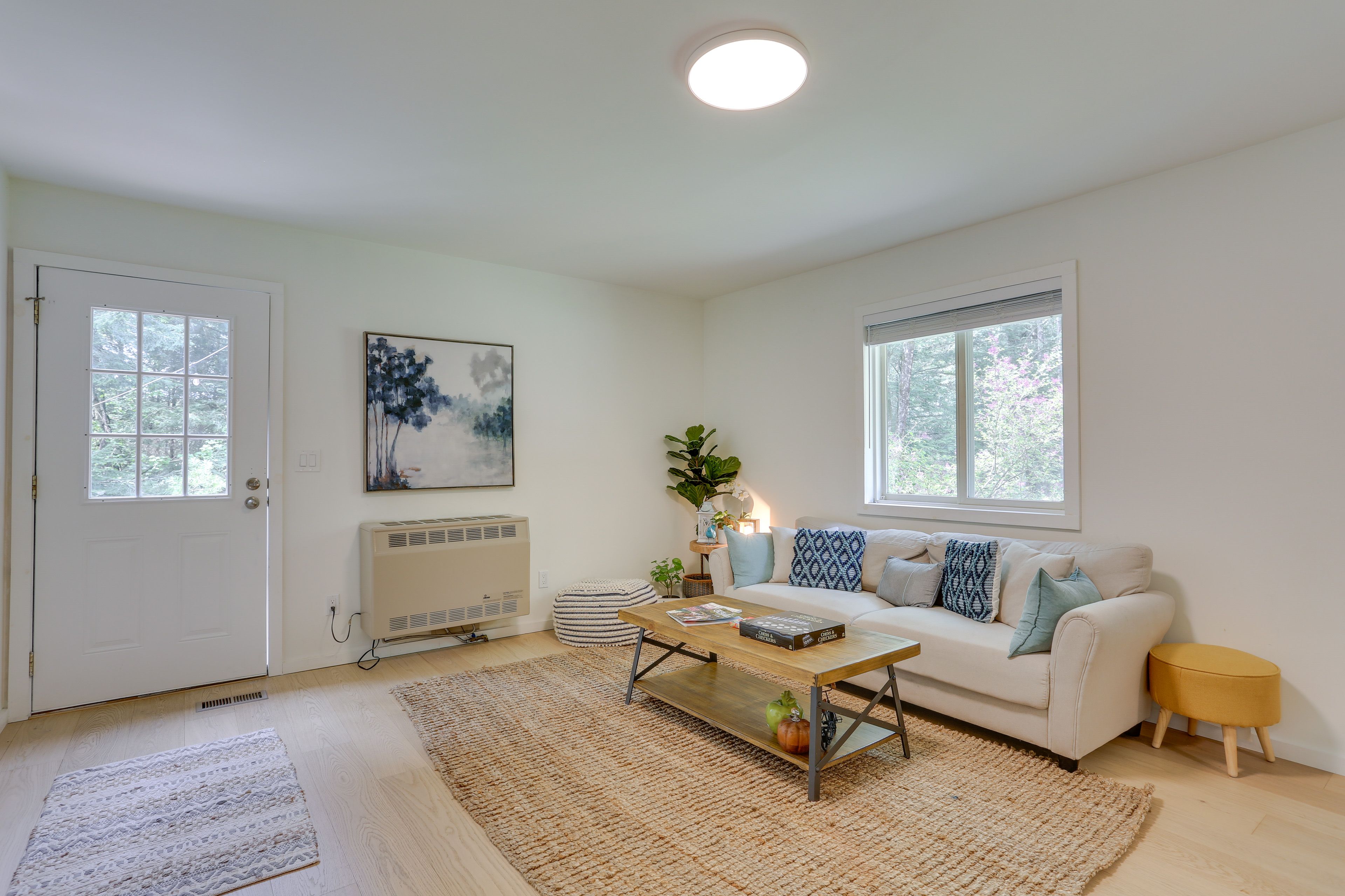 Living Room | Smart TV w/ Netflix | Electric Heat