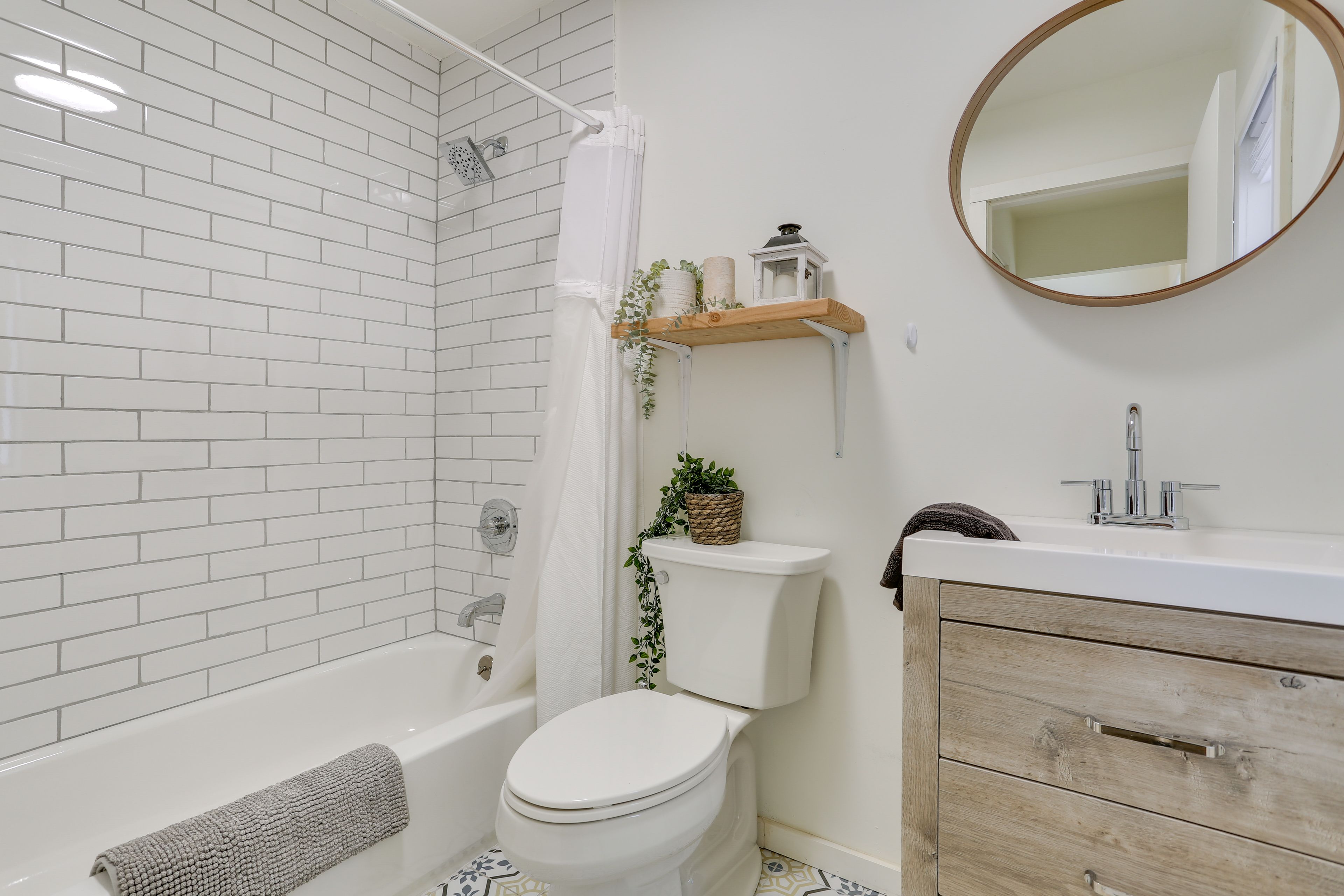 Full Bathroom | Towels Provided