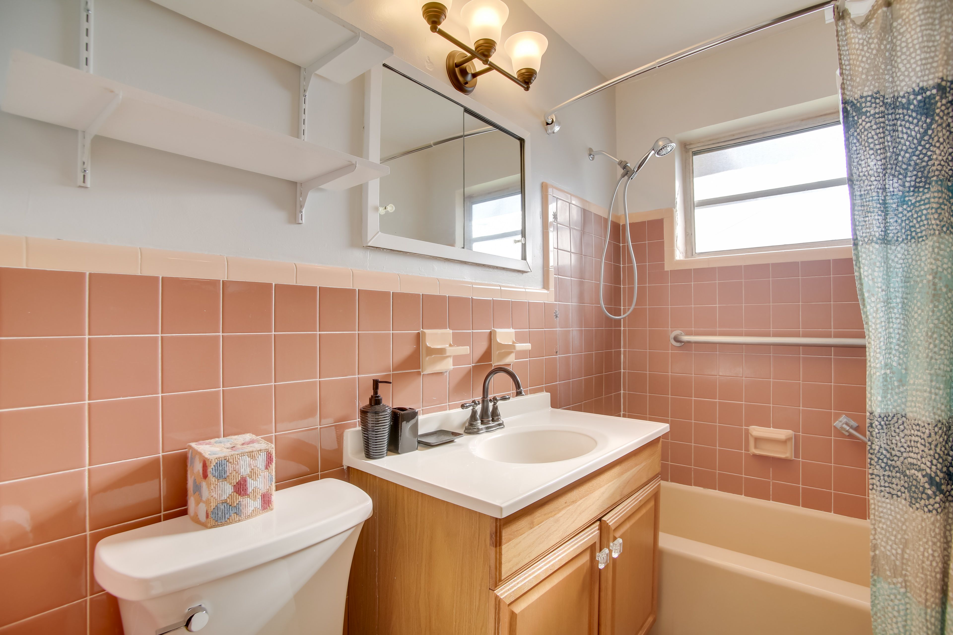 Full Bathroom | Towels Provided