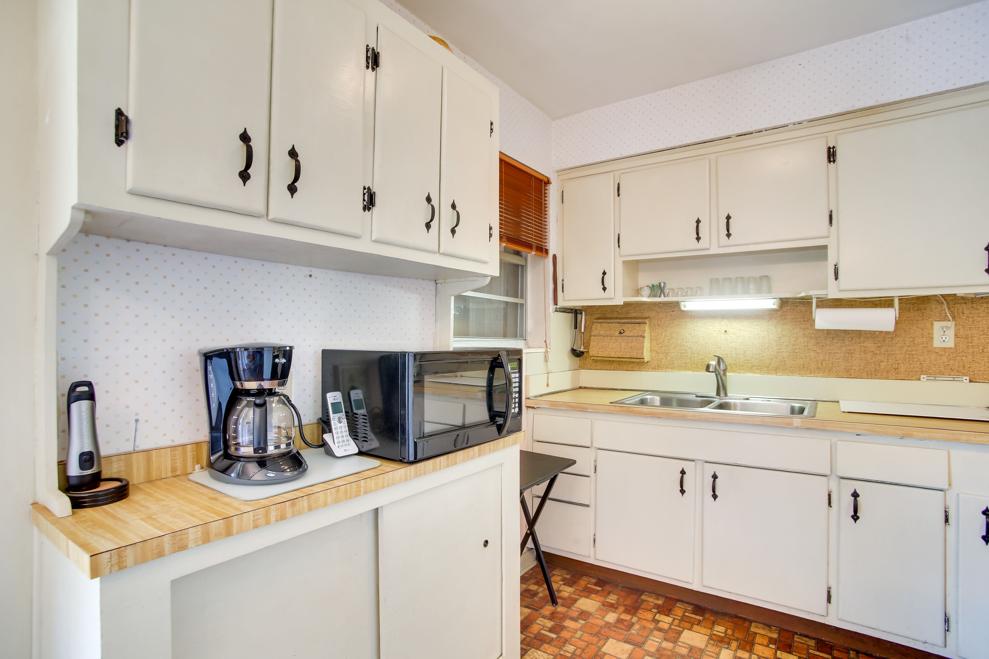 Well-Equipped Kitchen | Drip Coffee Maker | Blender