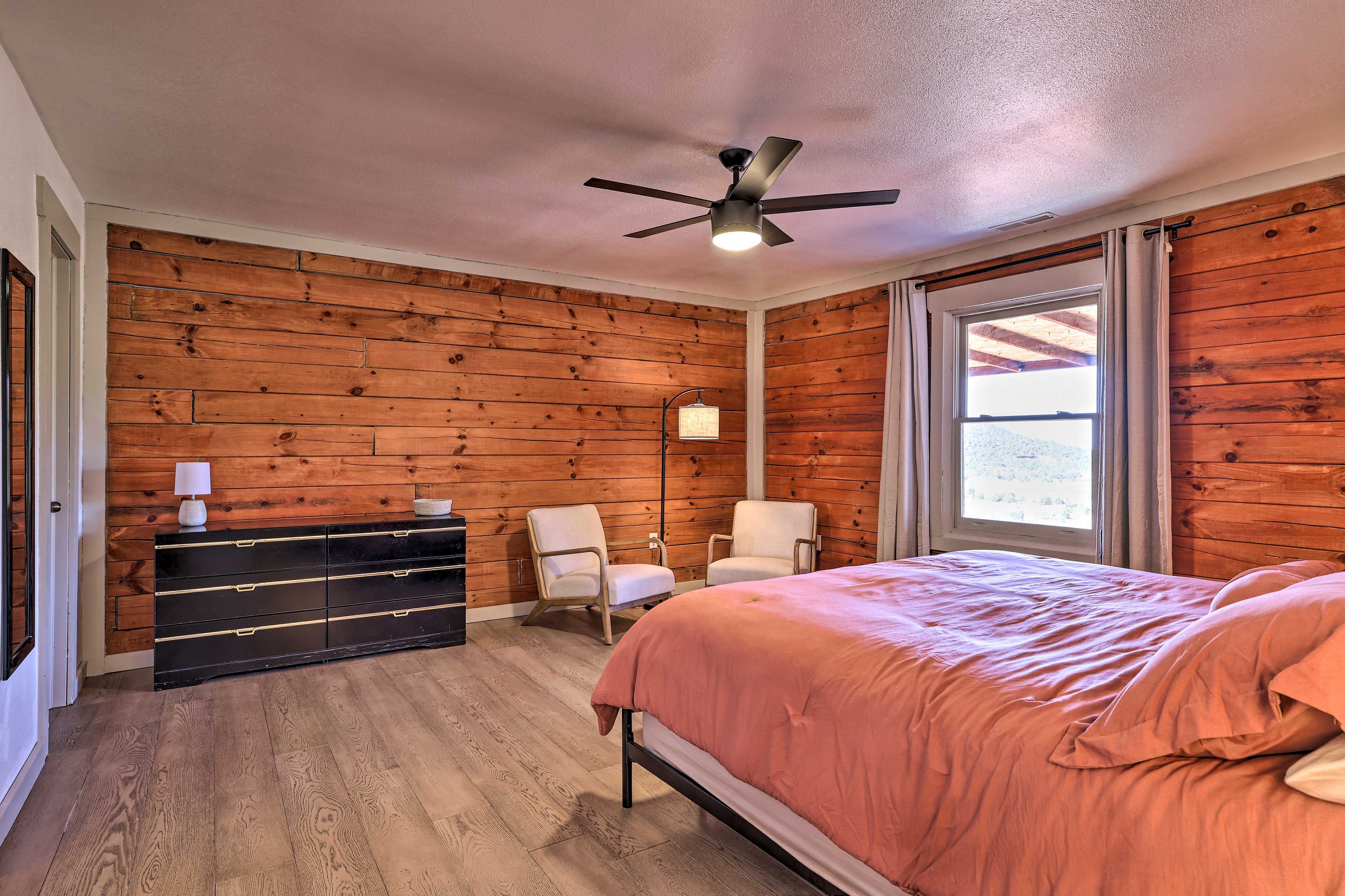 Bedroom 1 | King Bed