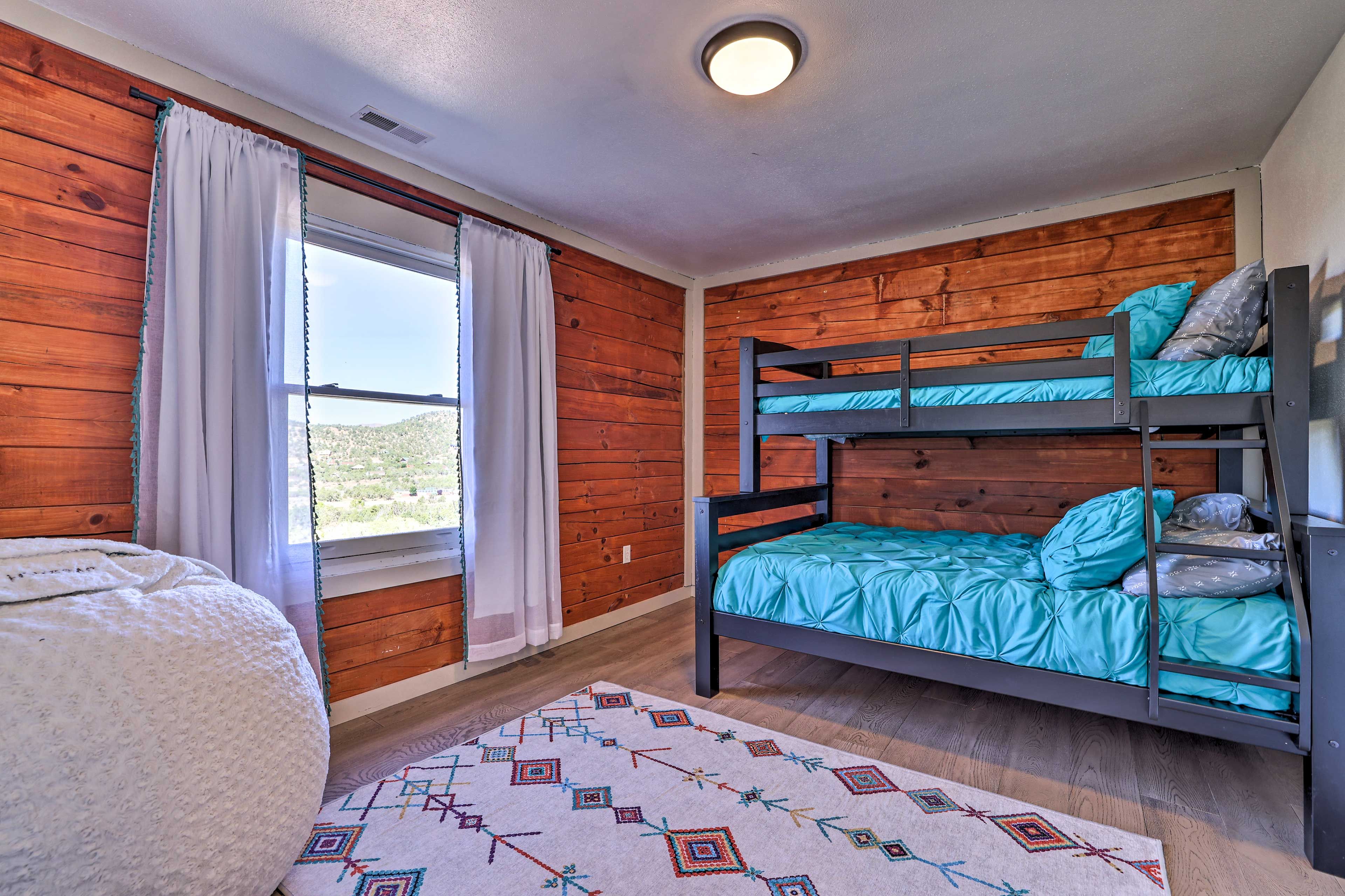 Bedroom 3 | Twin/Full Bunk Bed