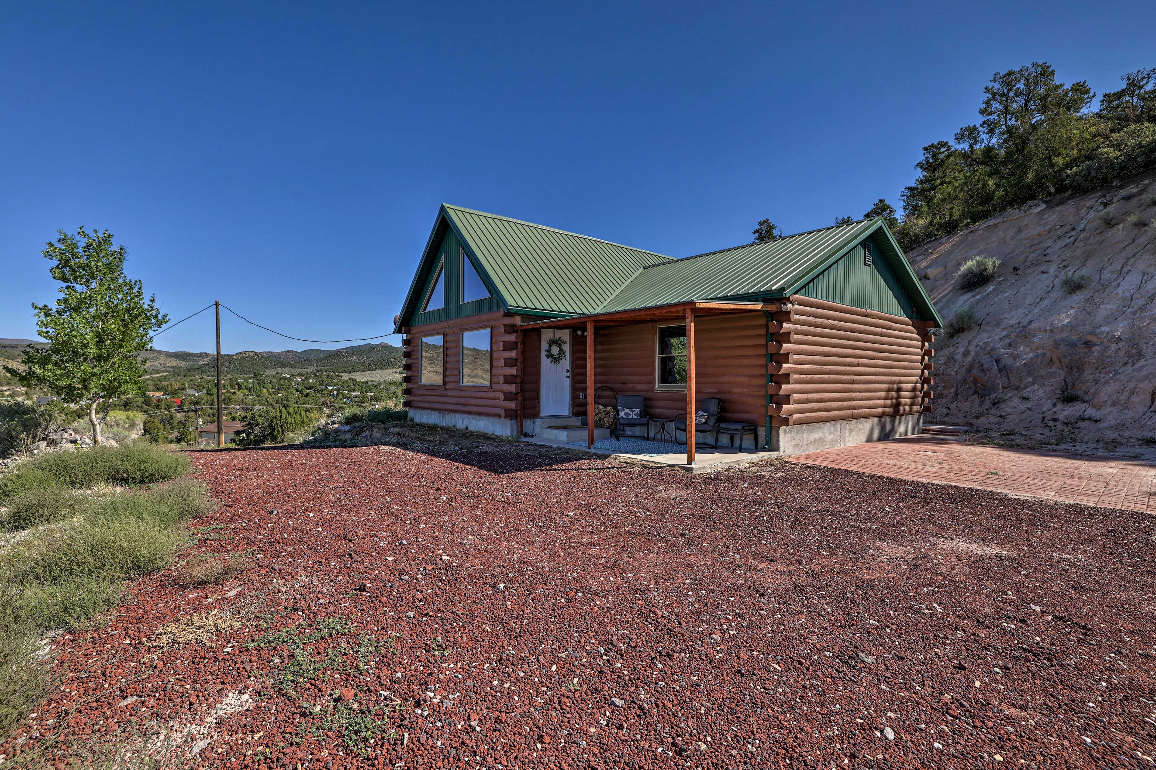 Exterior | Driveway (3 Vehicles)