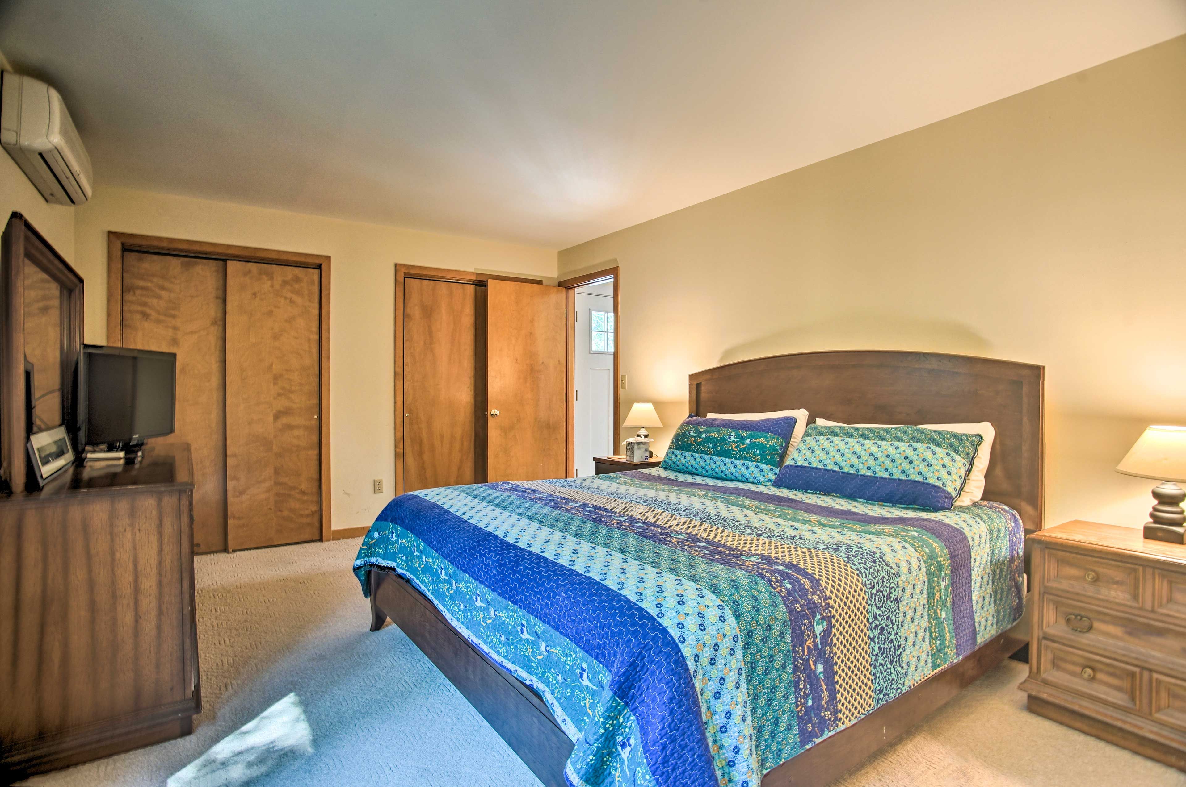 Bedroom 1 | King Bed | 1st Floor