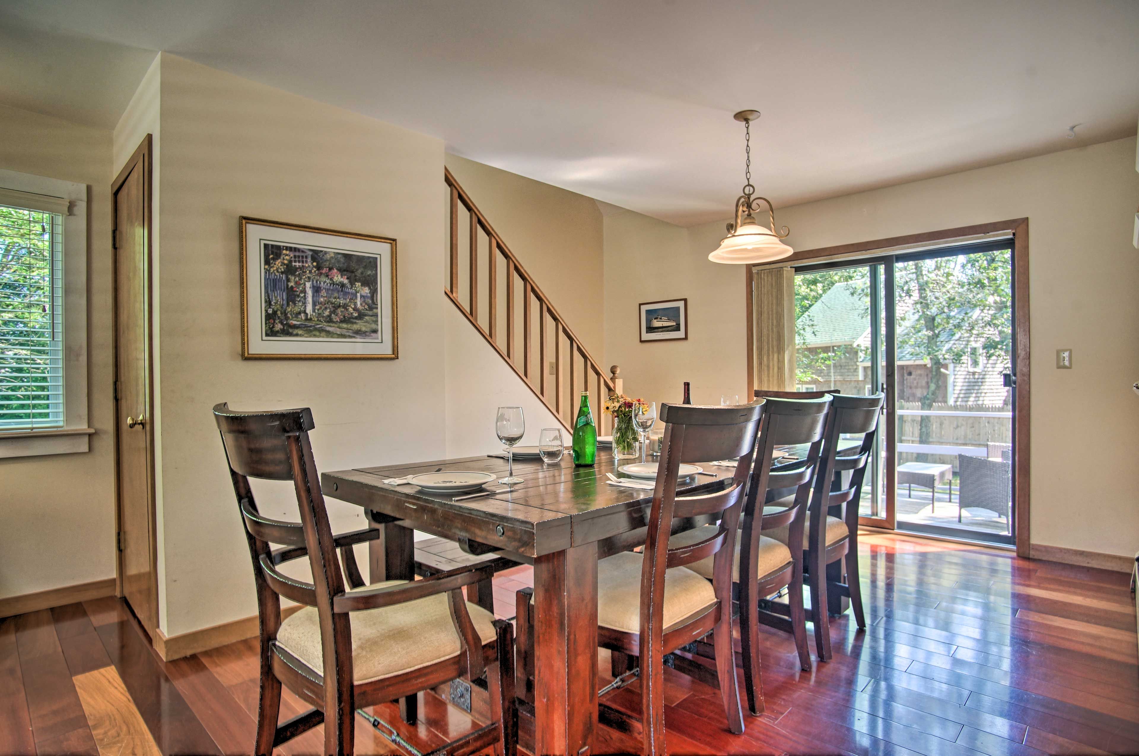 Dining Area | Dishware & Flatware Provided