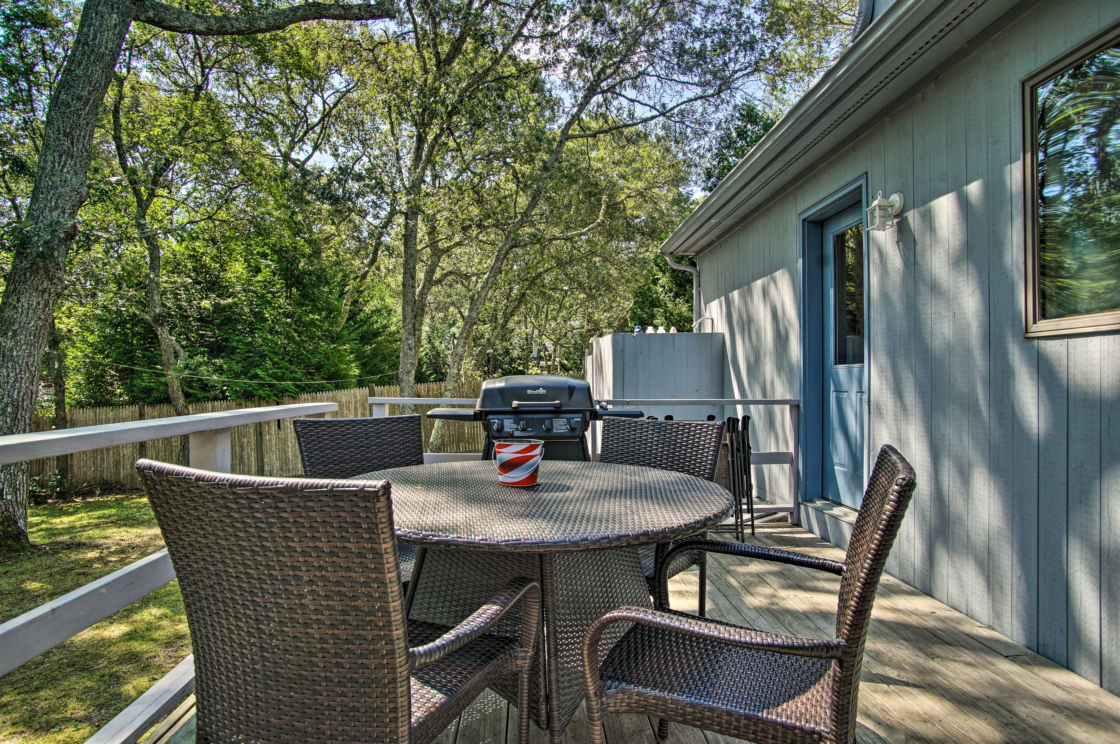Deck | Dining Set w/ Gas/Charcoal Grill
