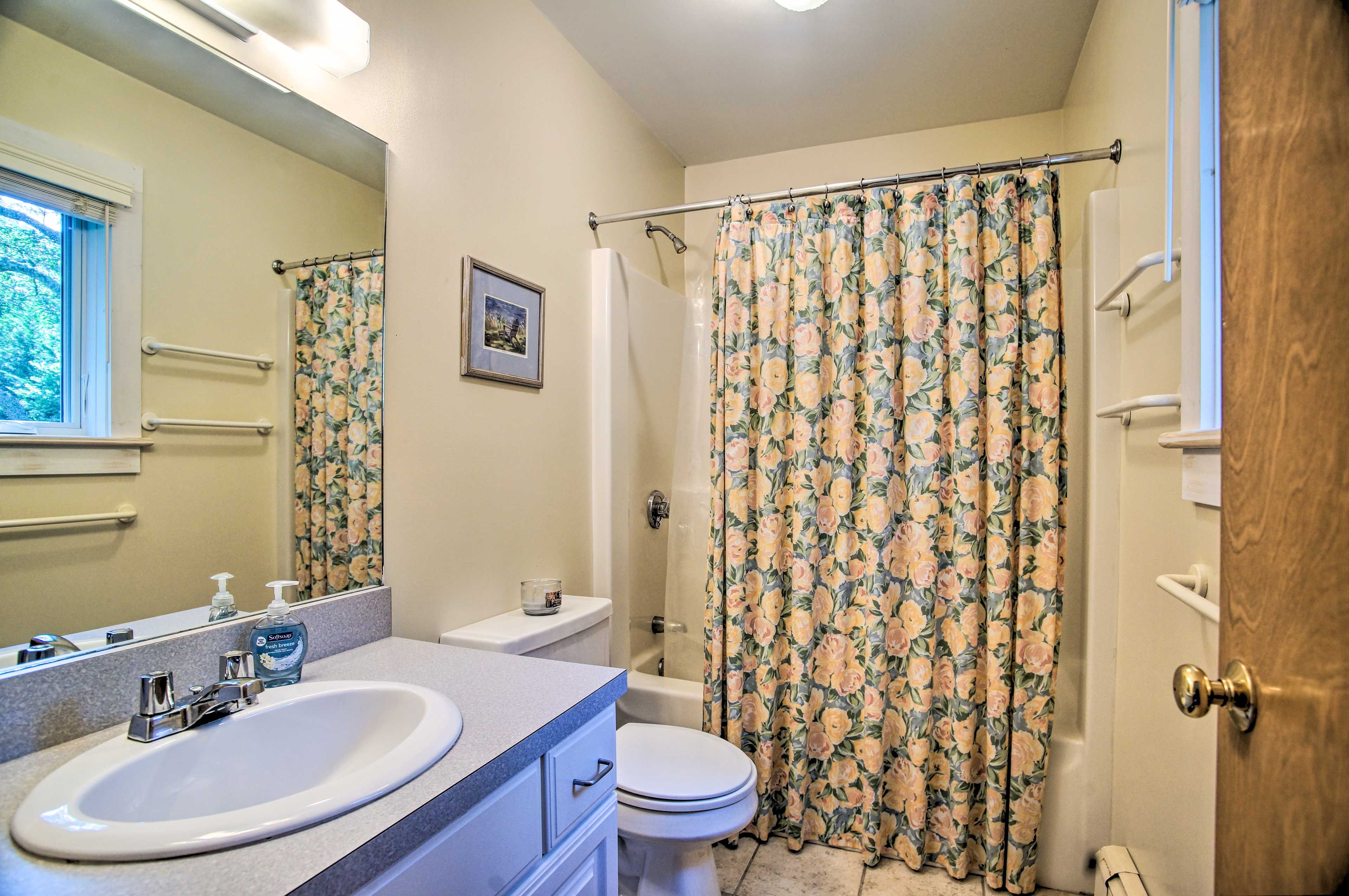 Full Bathroom | Complimentary Toiletries