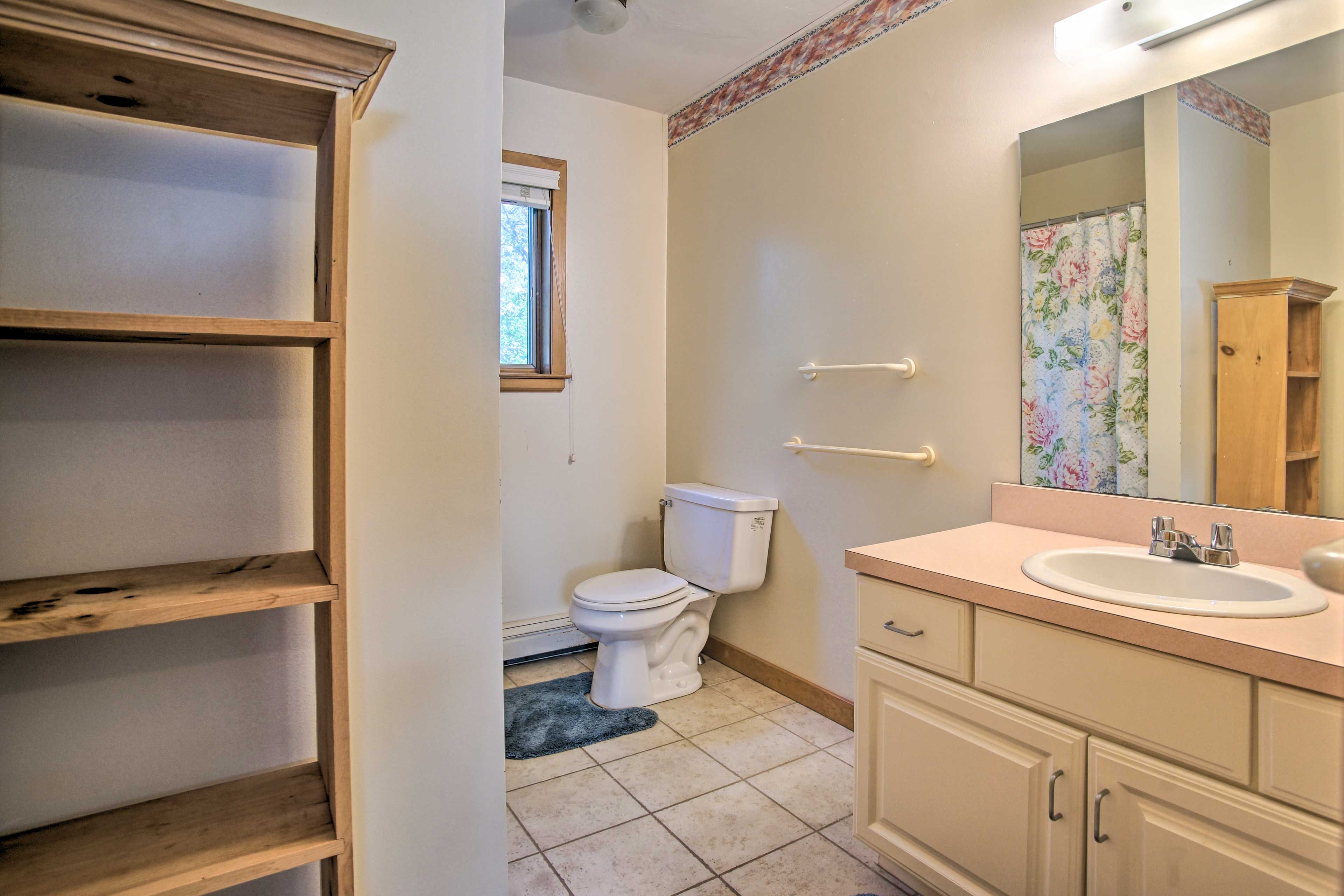 En-Suite Bathroom | Shower/Tub Combo