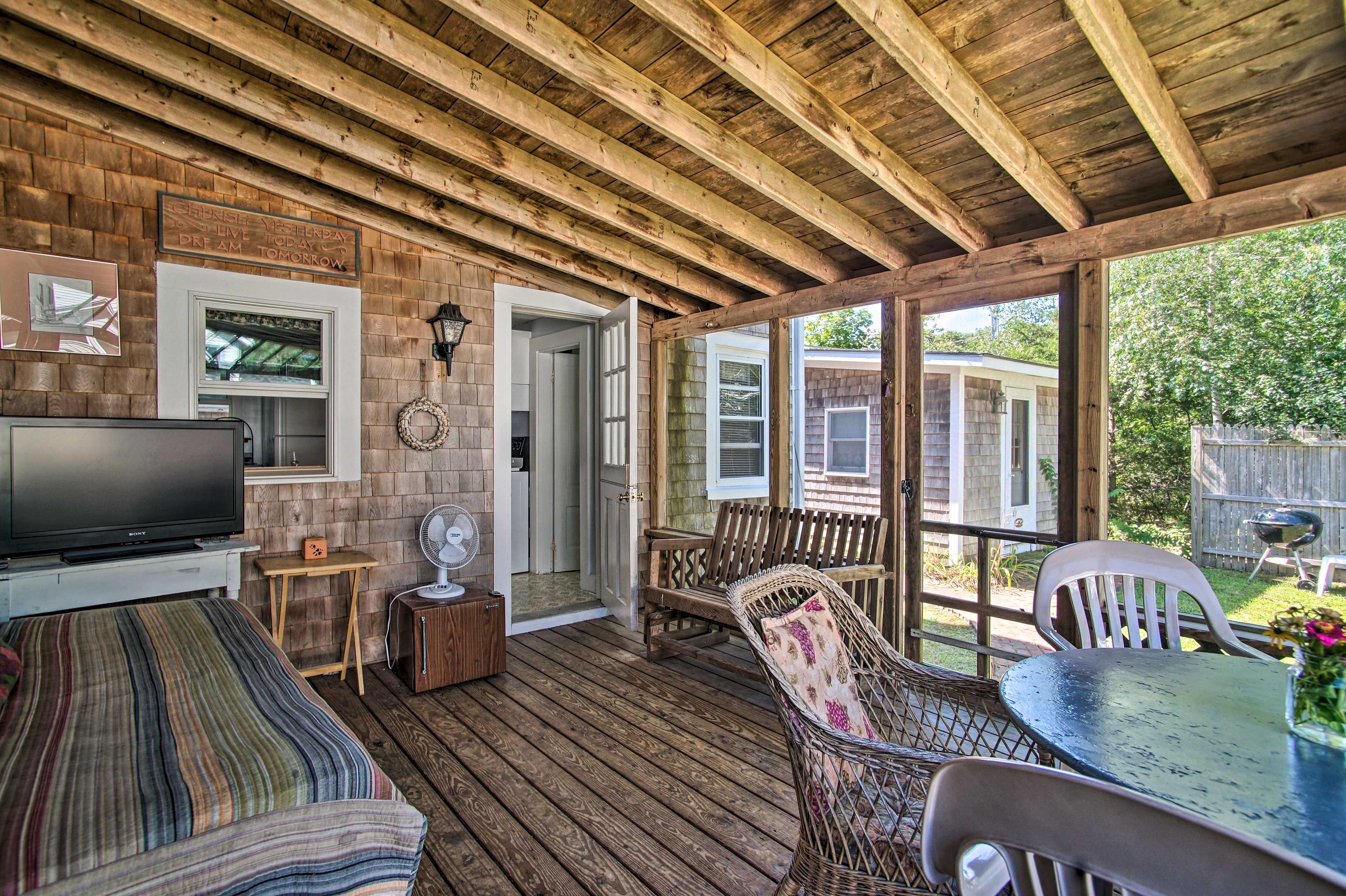 Screened Porch | Queen Futon | Outdoor Dining Set