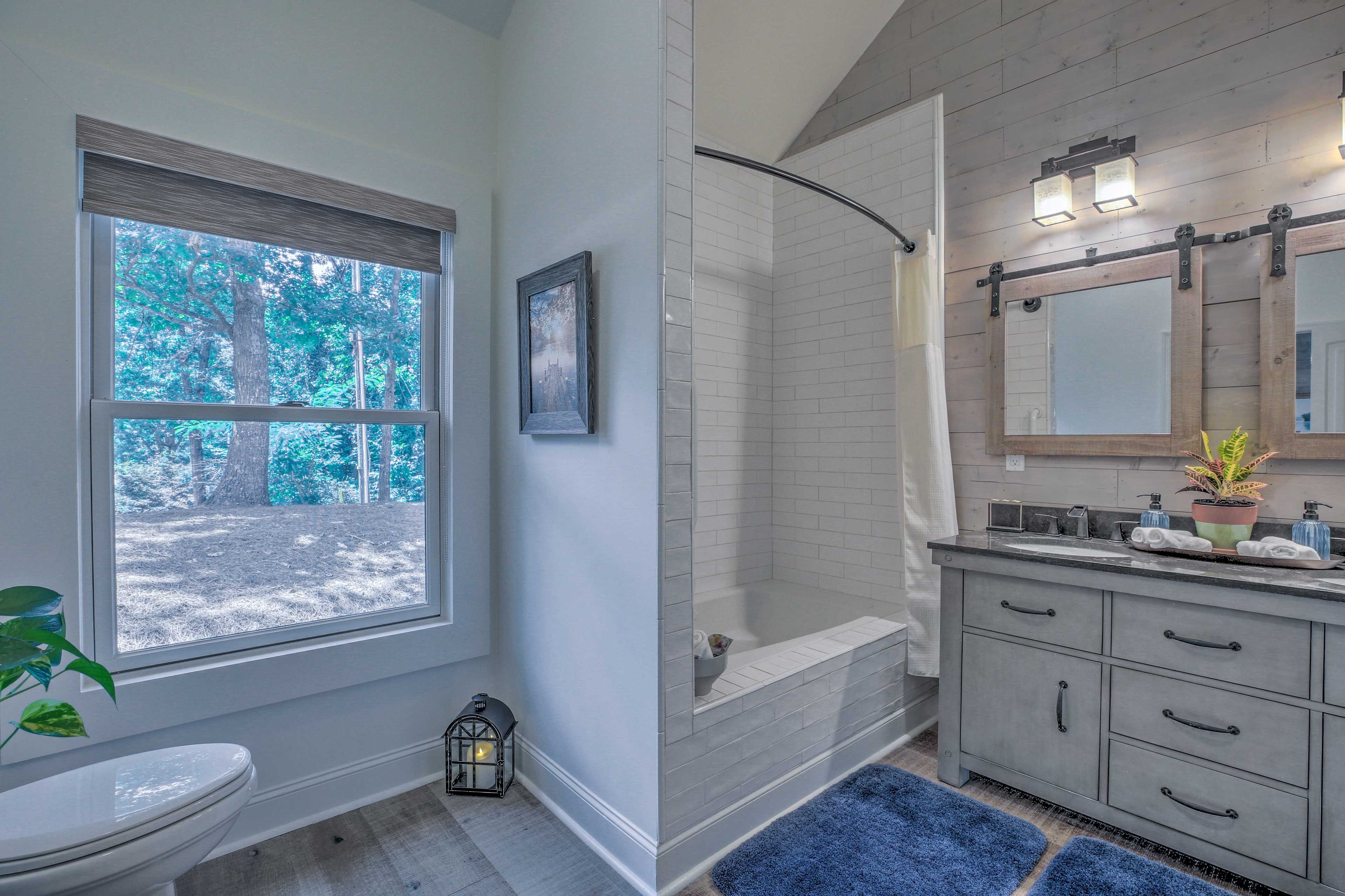 Bathroom | Complimentary Toiletries | Hair Dryer | Towels Provided | Jetted Tub
