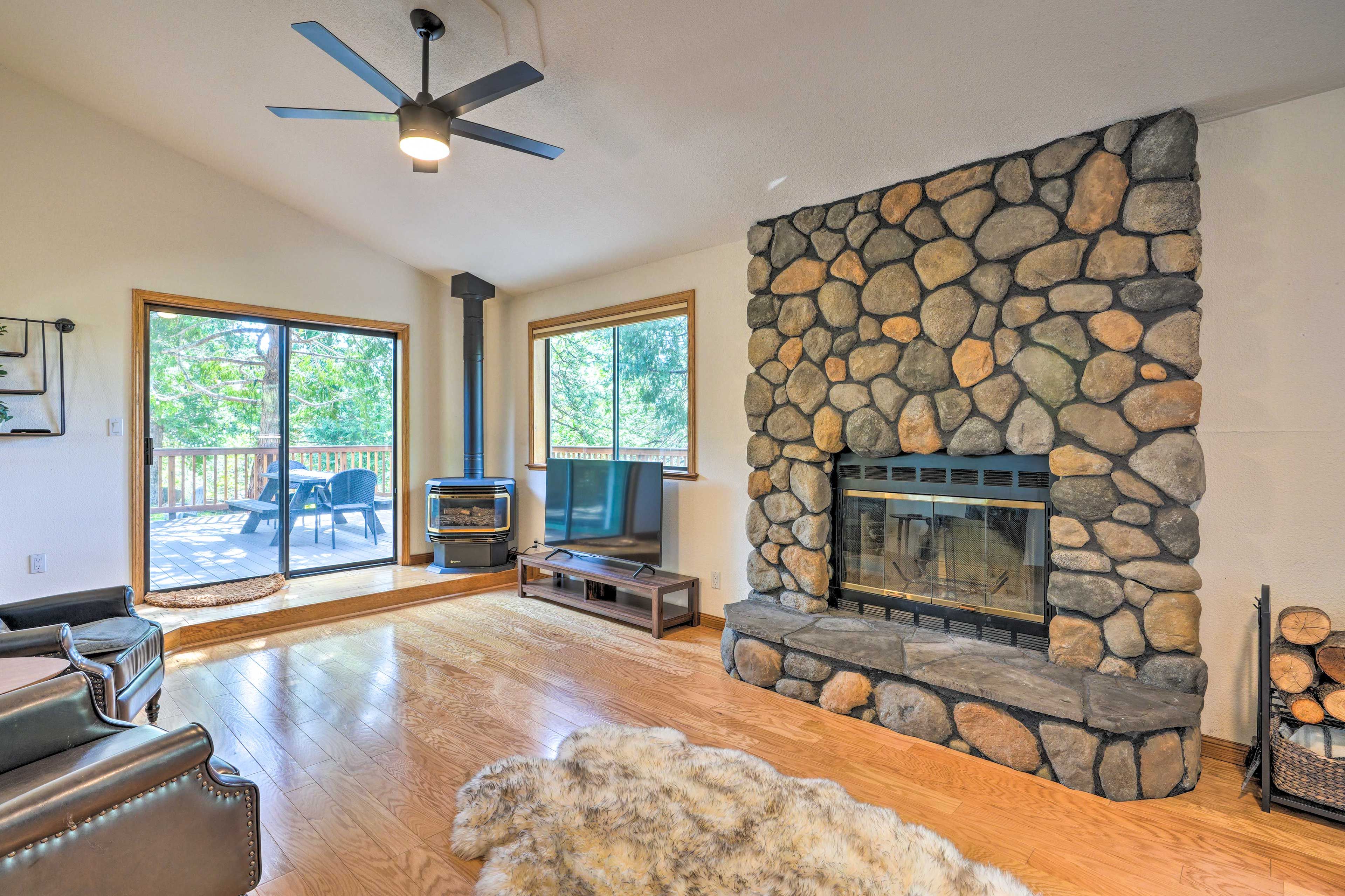 Living Room | Wood-Burning & Gas Fireplaces