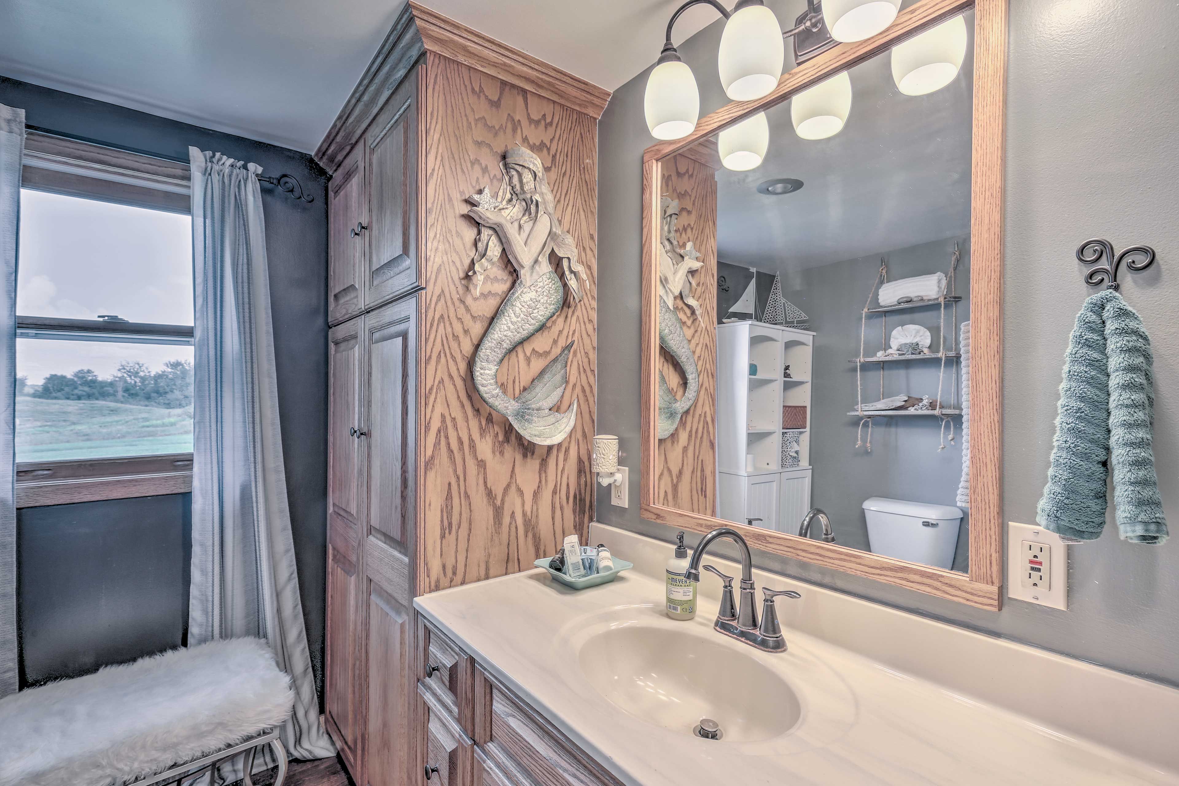 Full Bathroom | Complimentary Toiletries