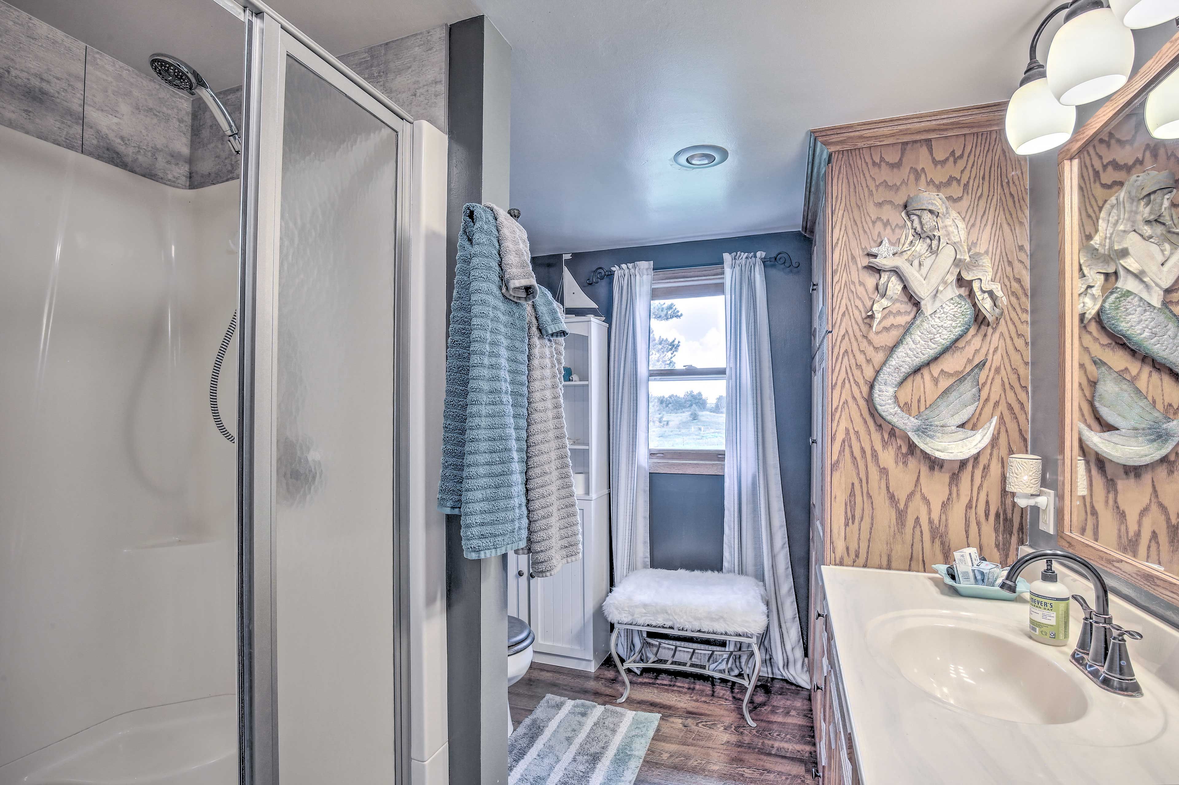 Full Bathroom | Towels Provided