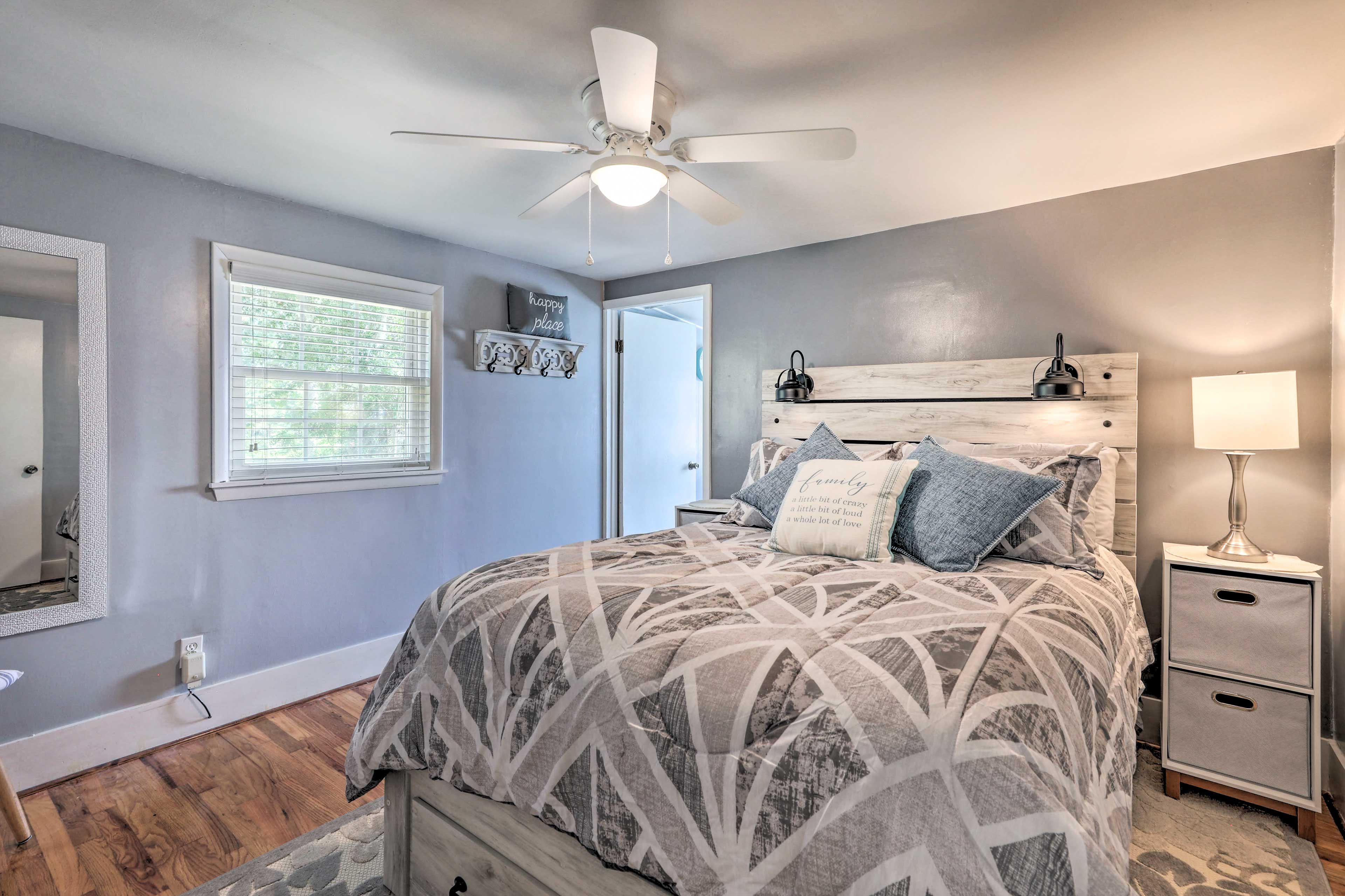 Bedroom 1 | Queen Bed