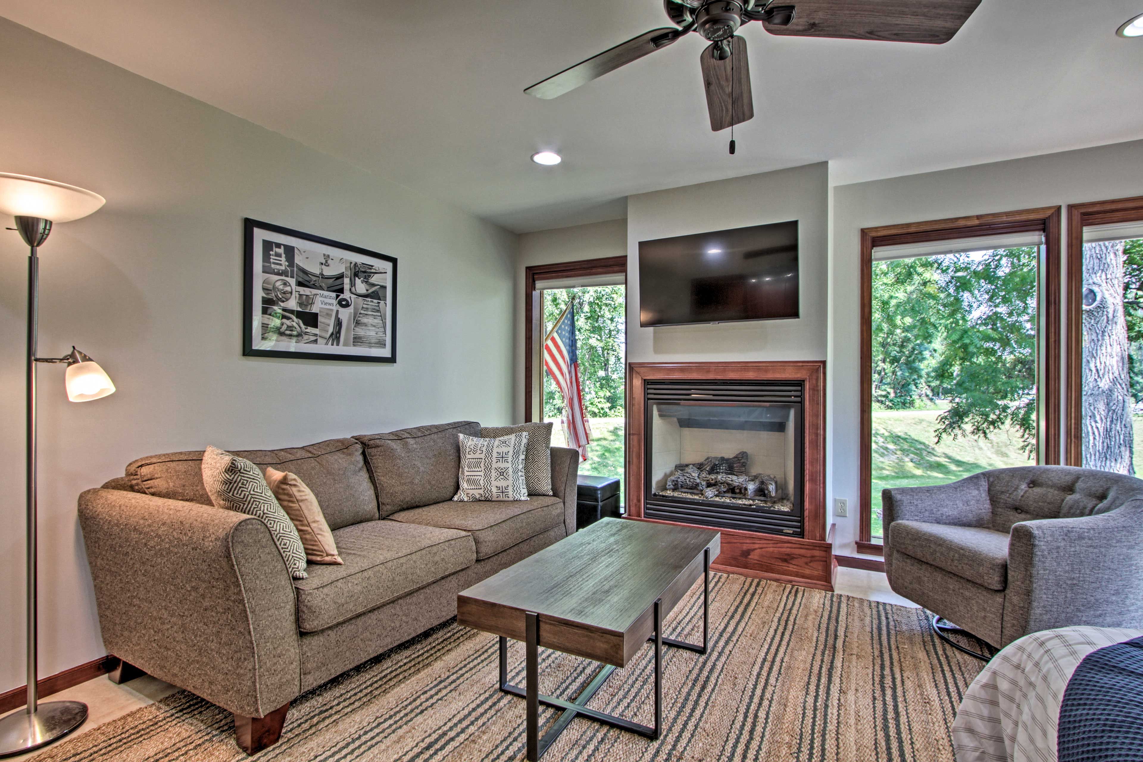 Studio | Gas Fireplace | Smart TV
