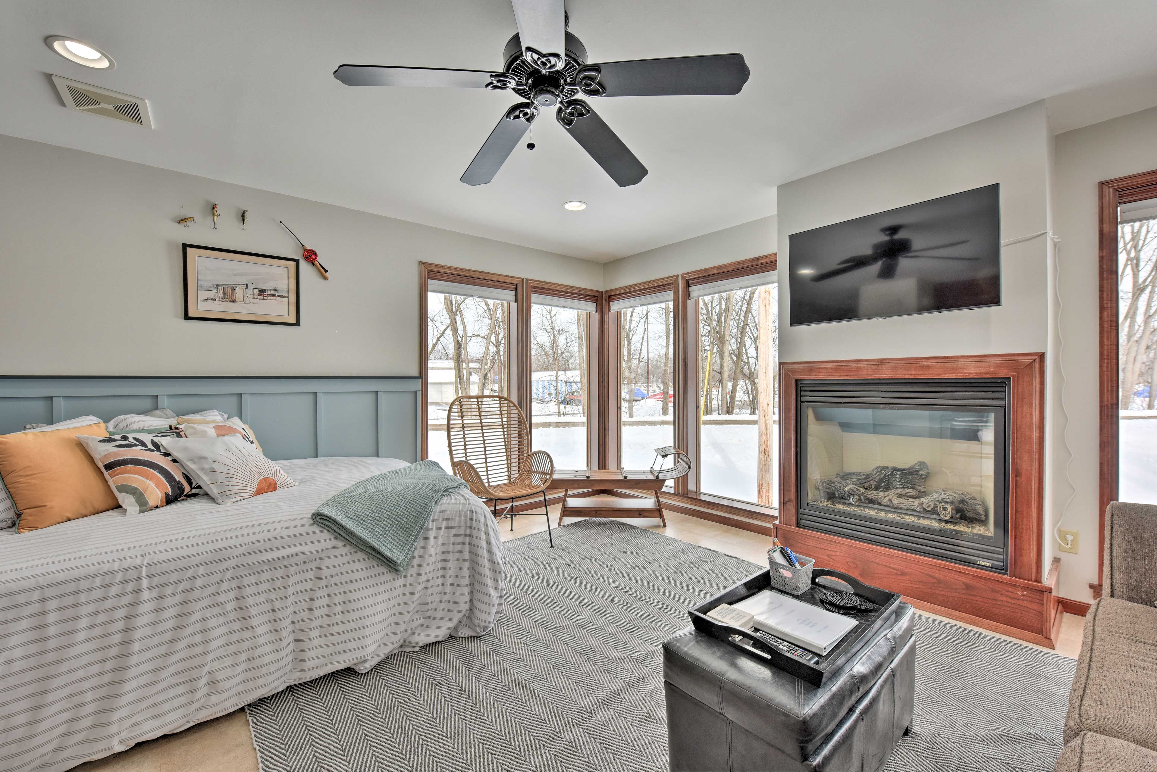 Living Room | Queen Bed
