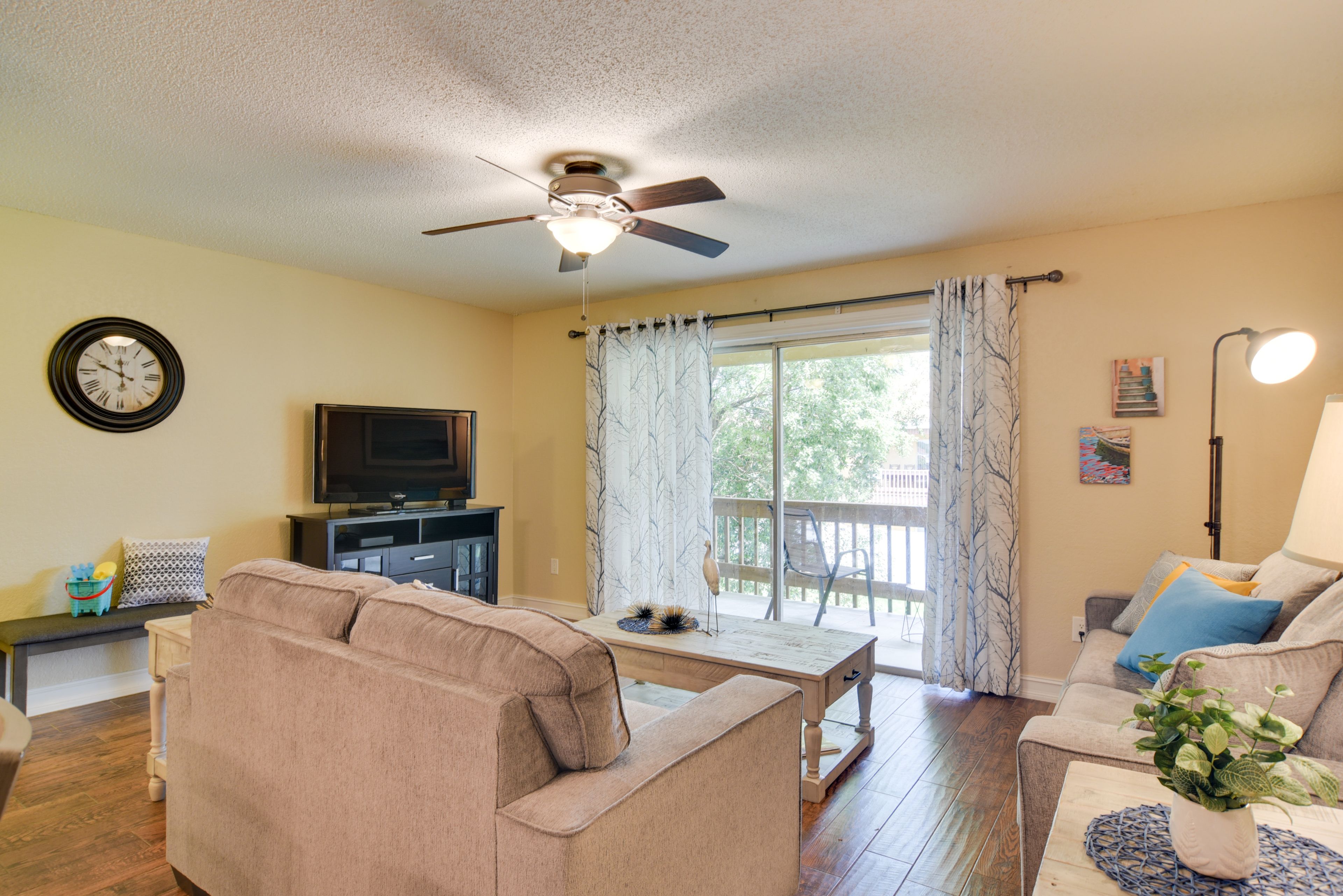 Living Room | Flat-Screen TV w/ Cable | Central A/C & Heating
