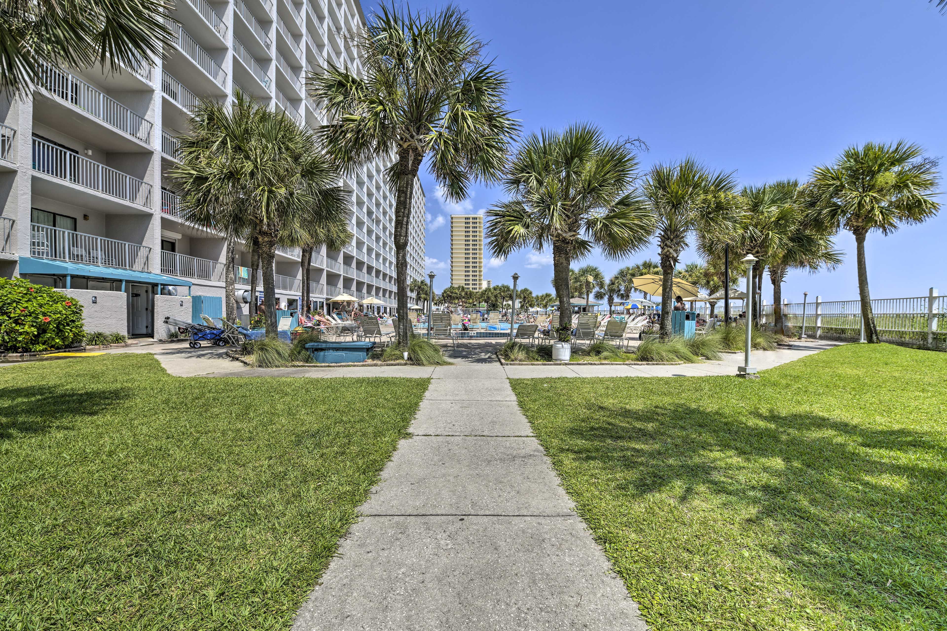 Community Amenities | 2 Outdoor Pools