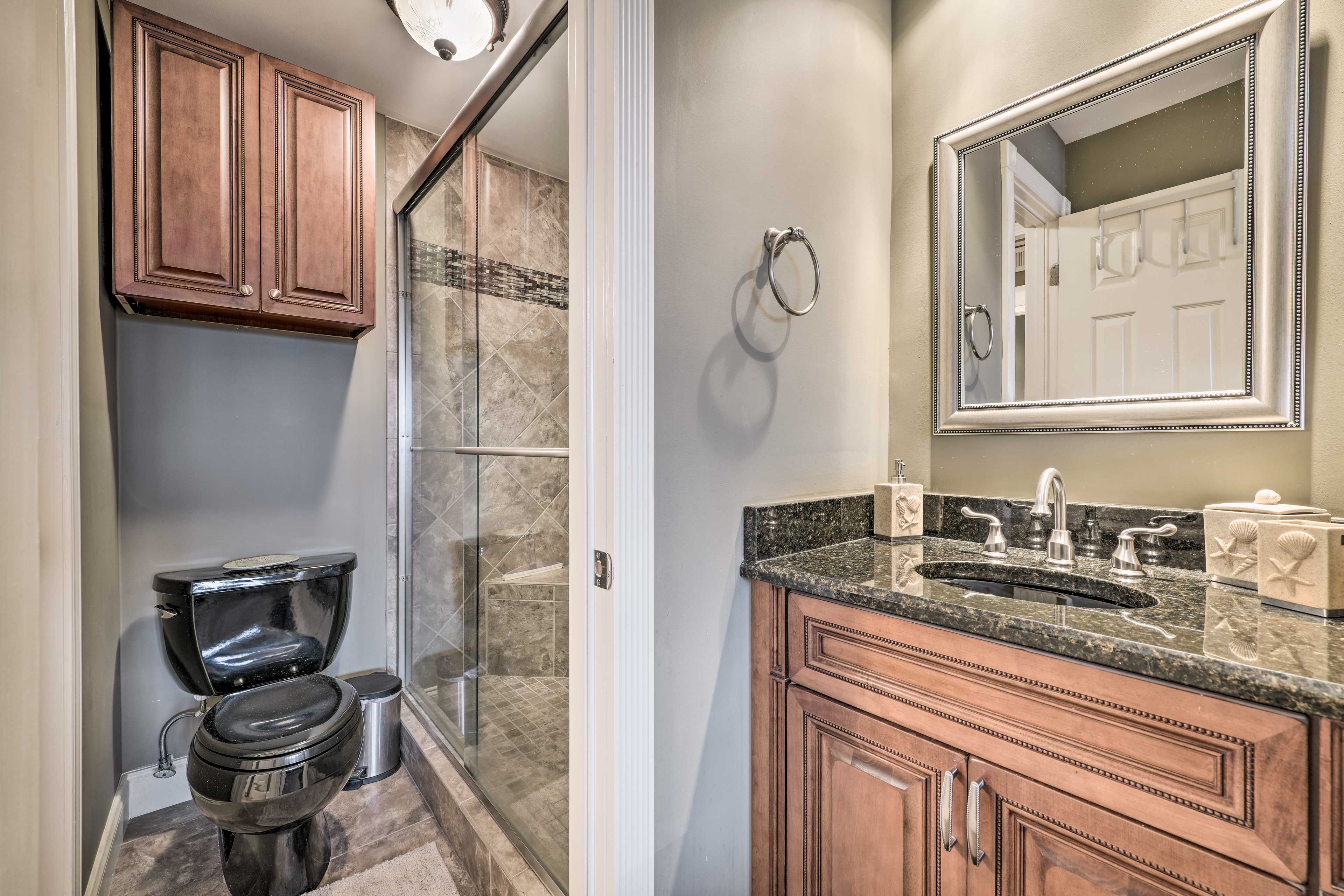 Full Bathroom | Towels Provided | Complimentary Toiletries