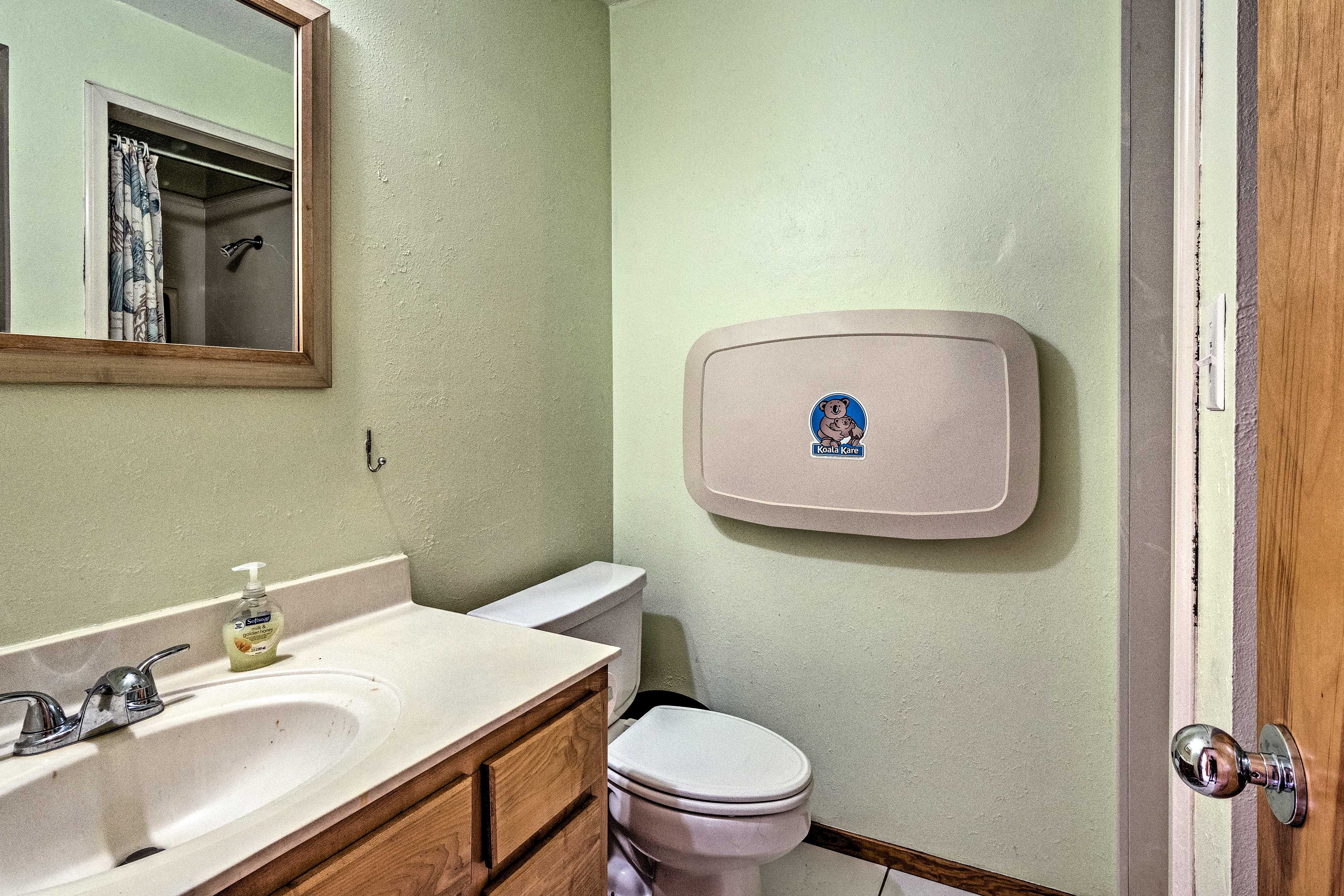Full Bathroom | Complimentary Toiletries