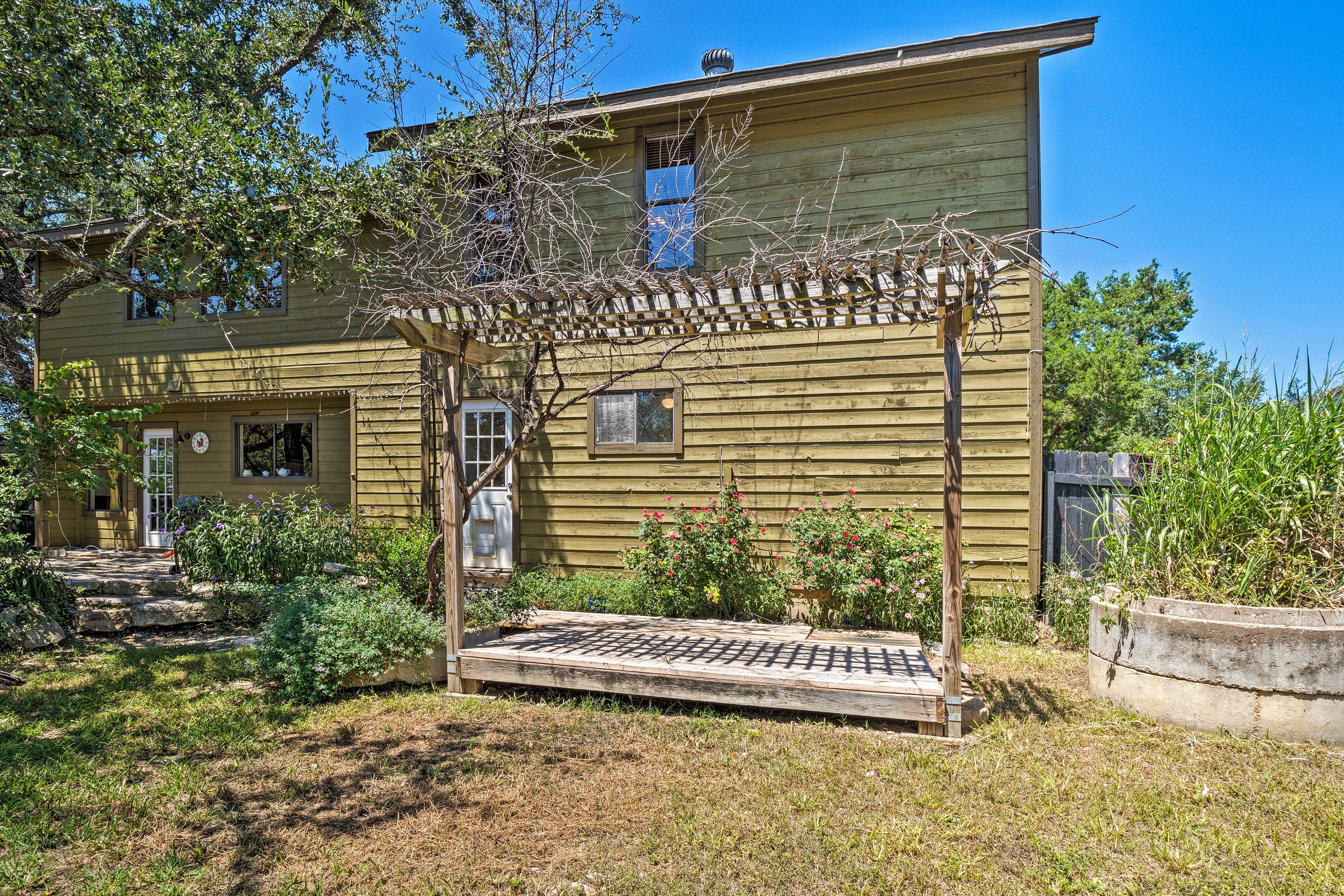Fenced Yard | Charcoal & Gas Grills