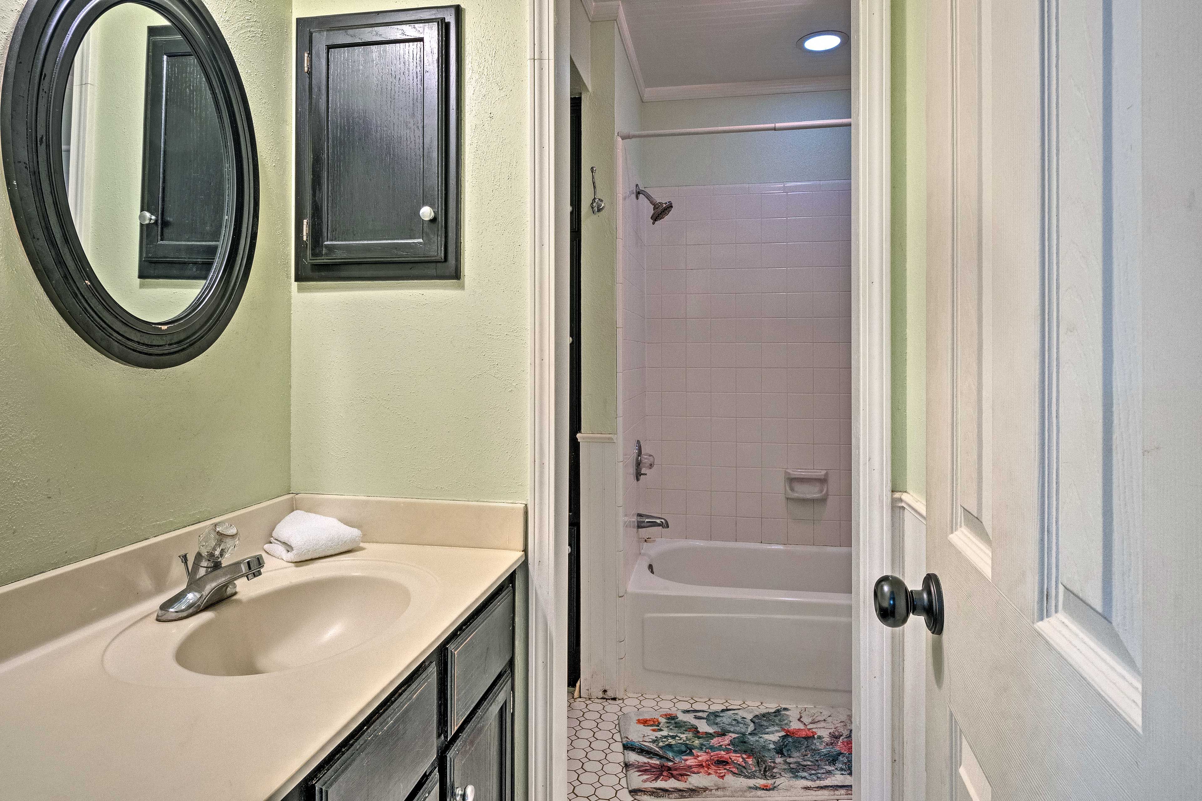 Full Bathroom | Complimentary Toiletries