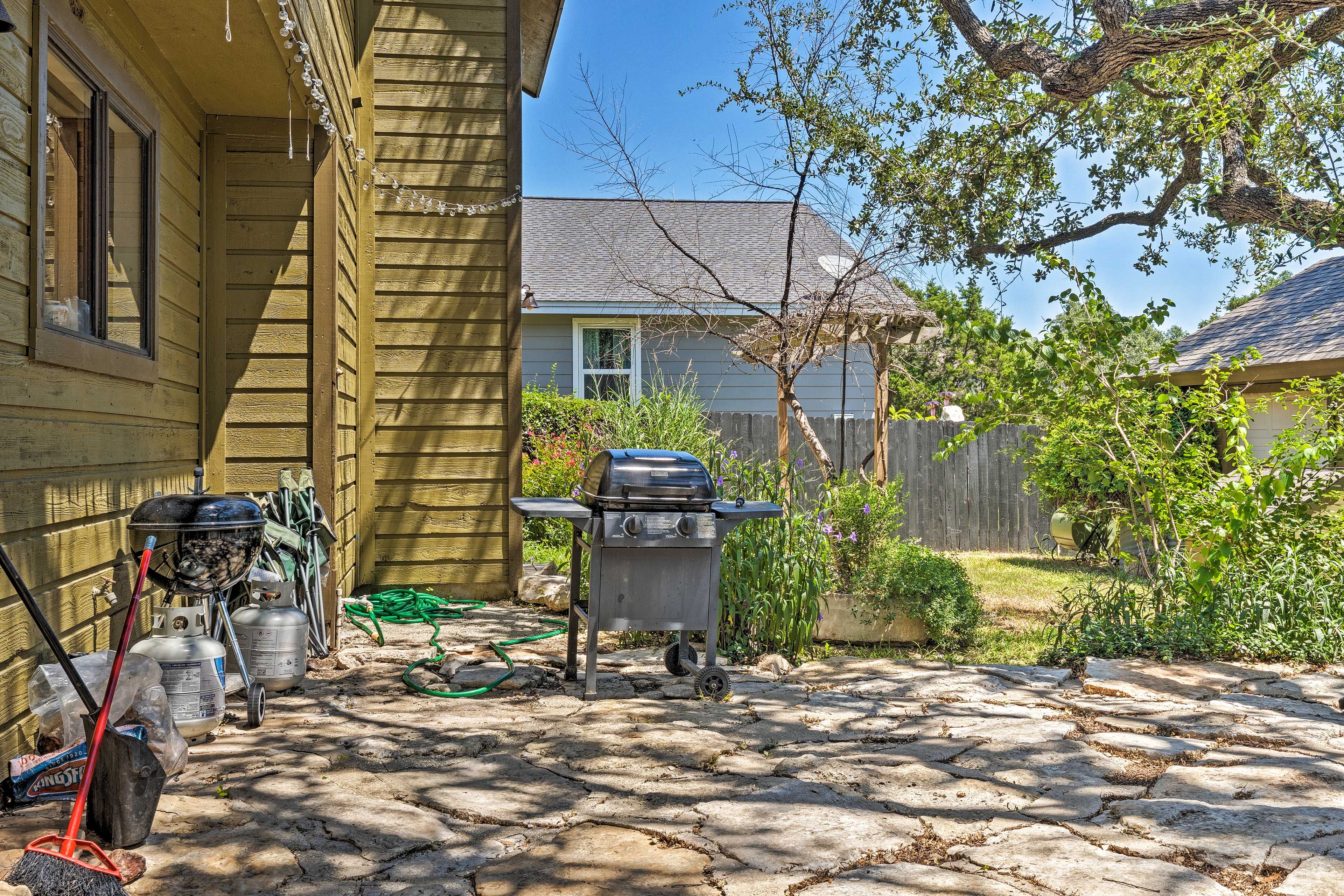 Fenced Yard | Dining Set