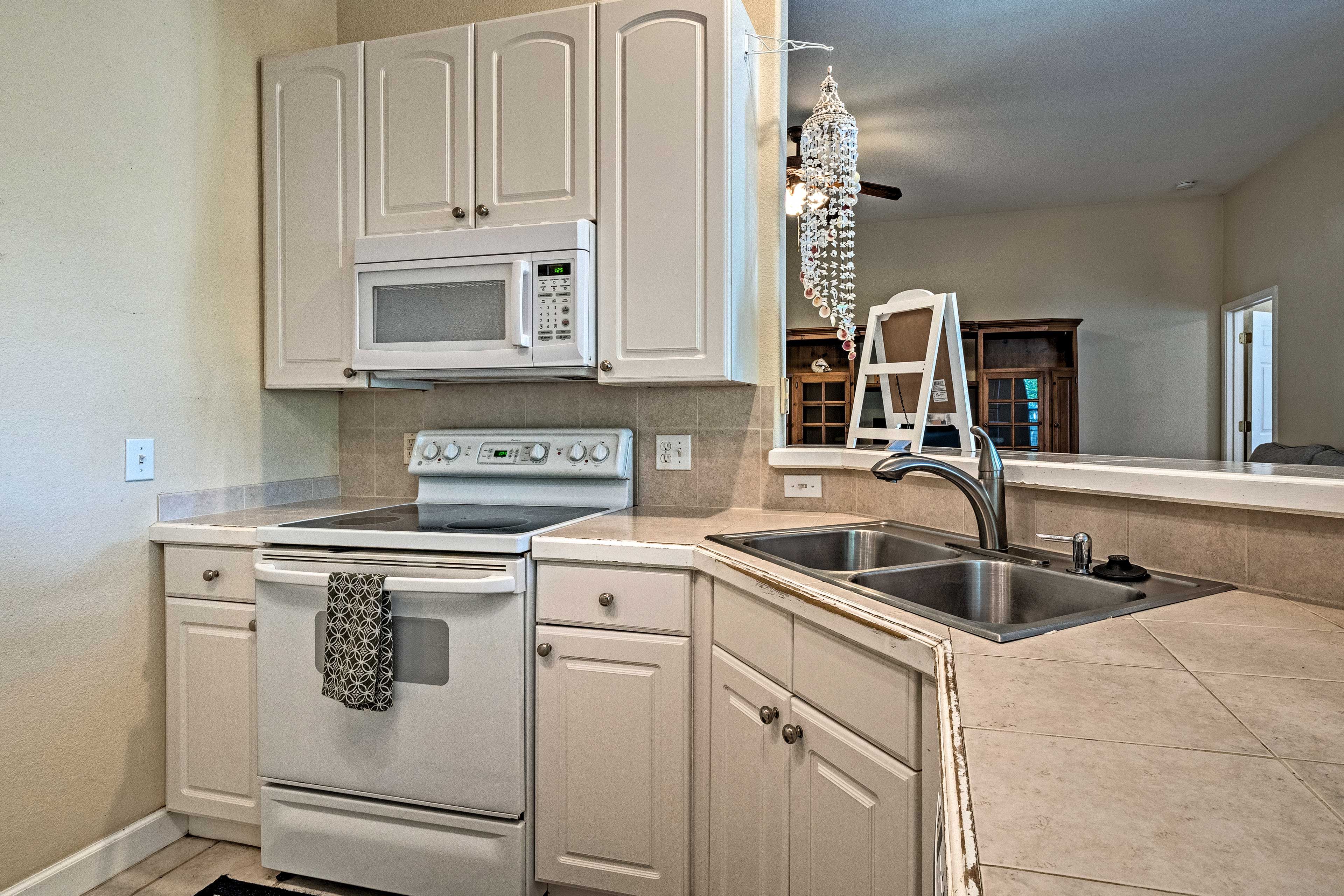 Fully Equipped Kitchen | Drip Coffee Maker | Ice Maker