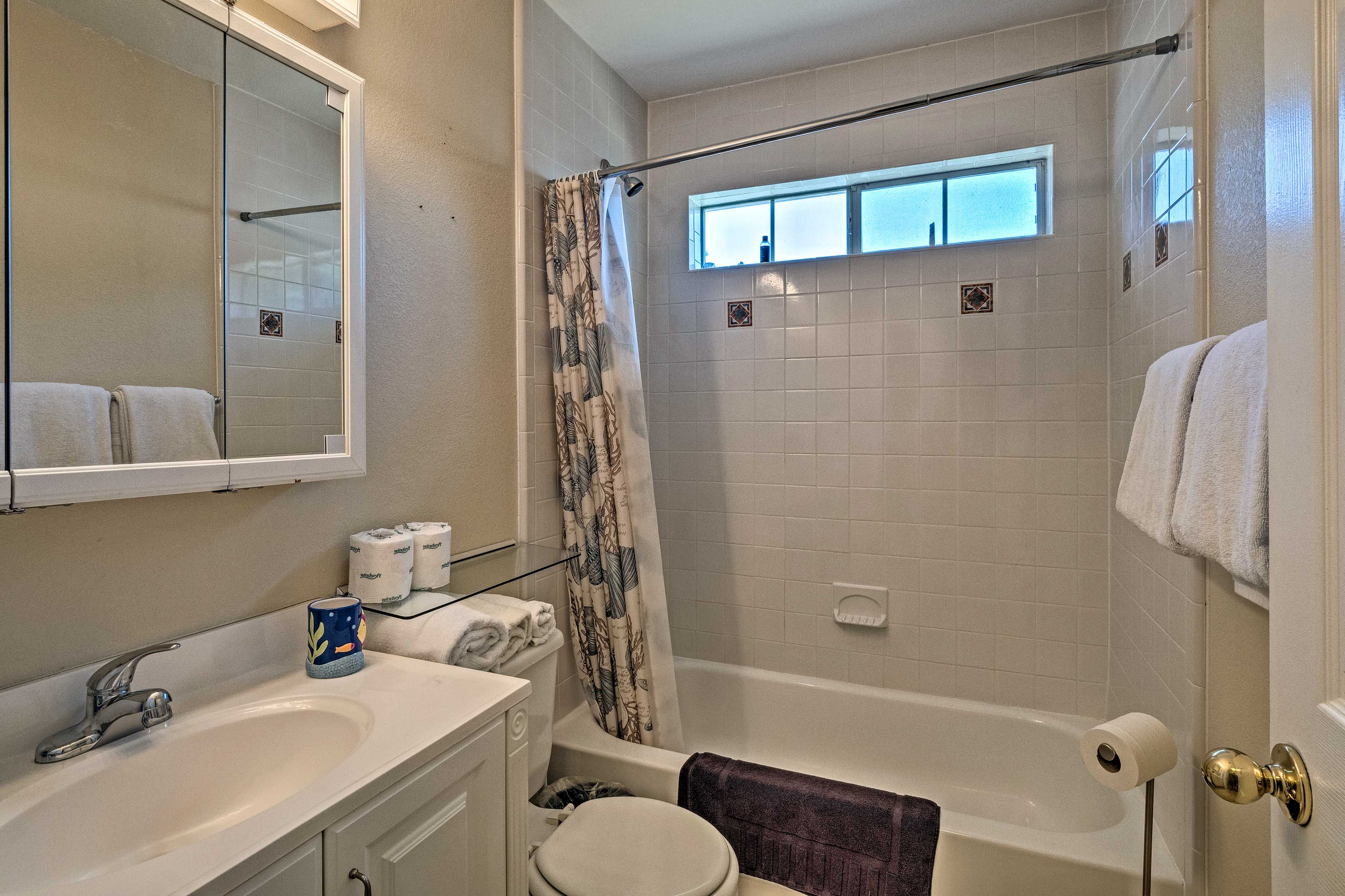 Full Bathroom | Complimentary Toiletries