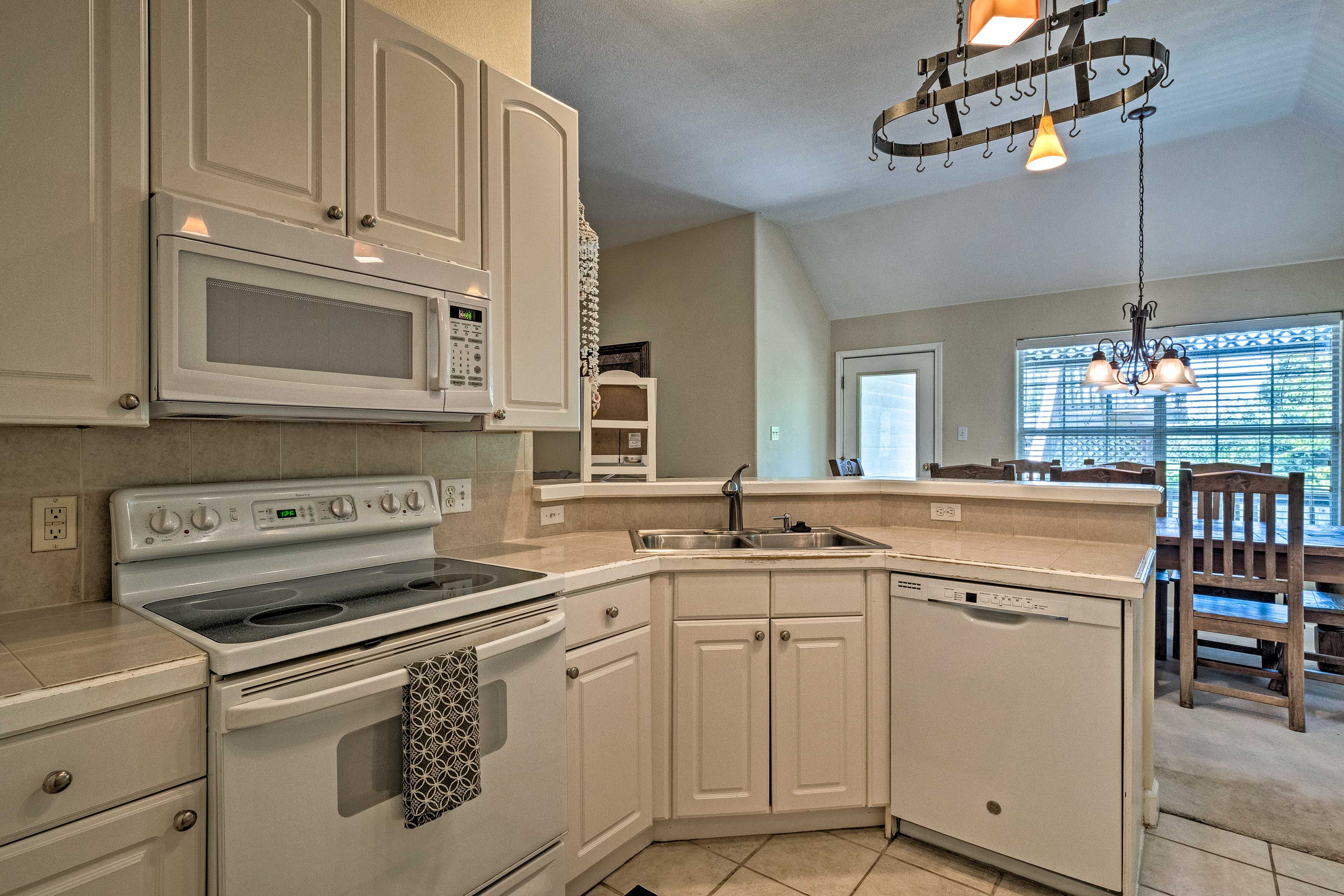 Fully Equipped Kitchen | Toaster | Cutlery