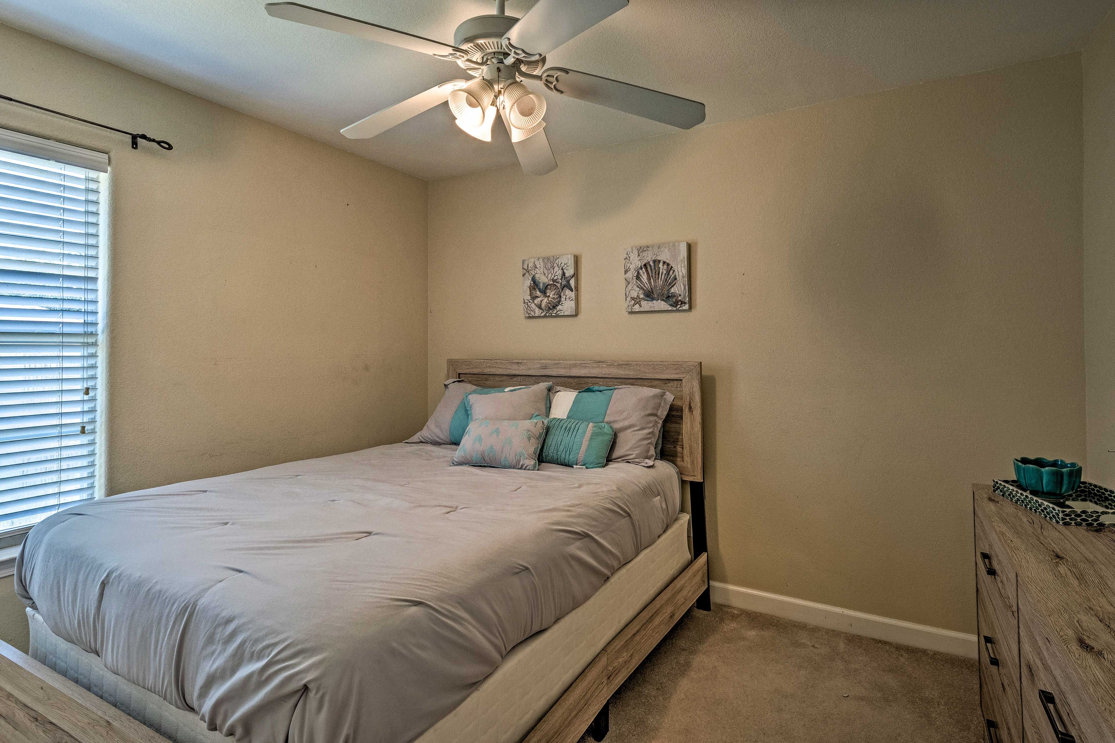 Bedroom 2 | Queen Bed | Single-Story Interior