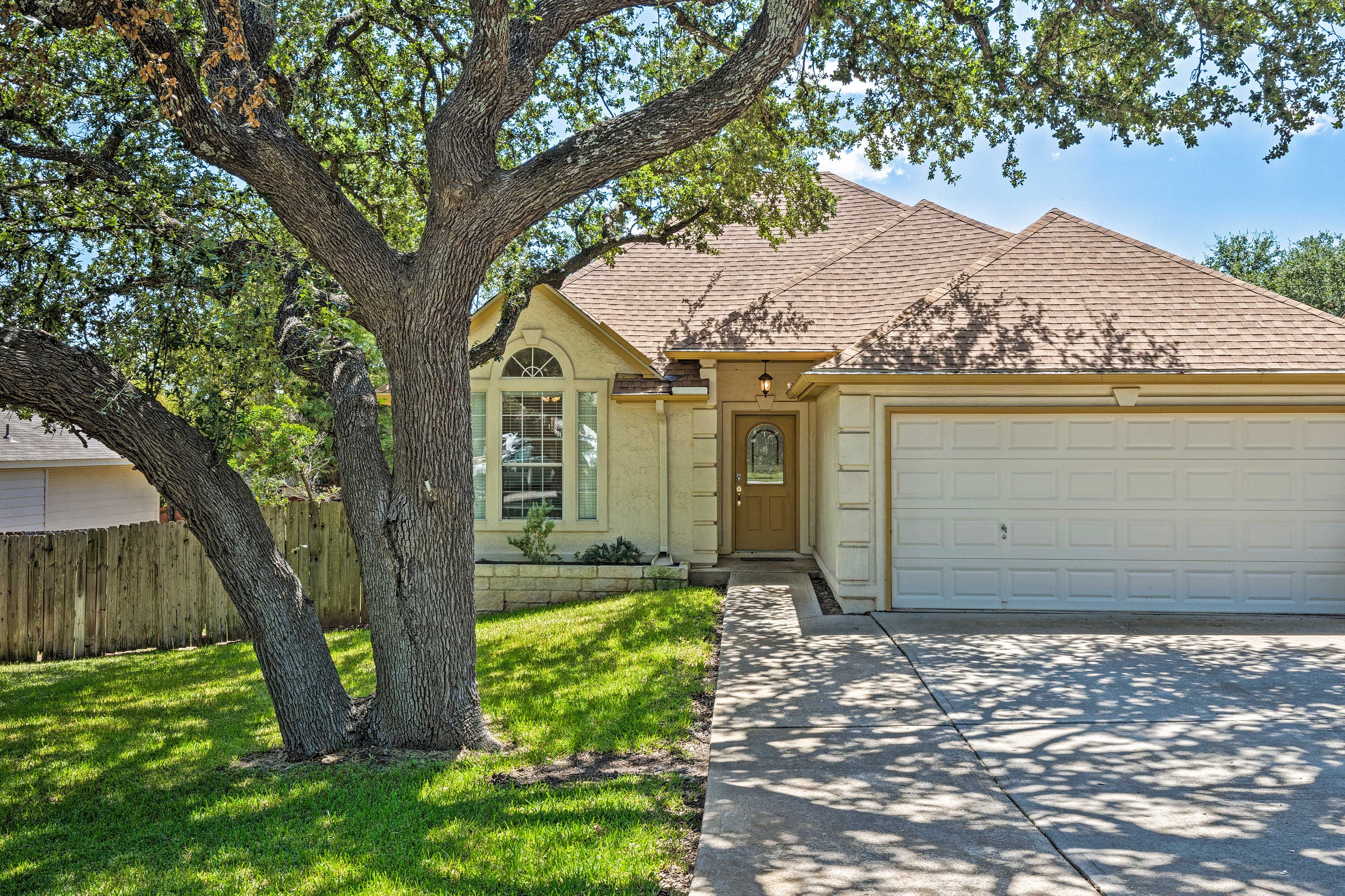 1,292 Sq Ft | Towels & Linens Provided | Free WiFi | Suitable for Children