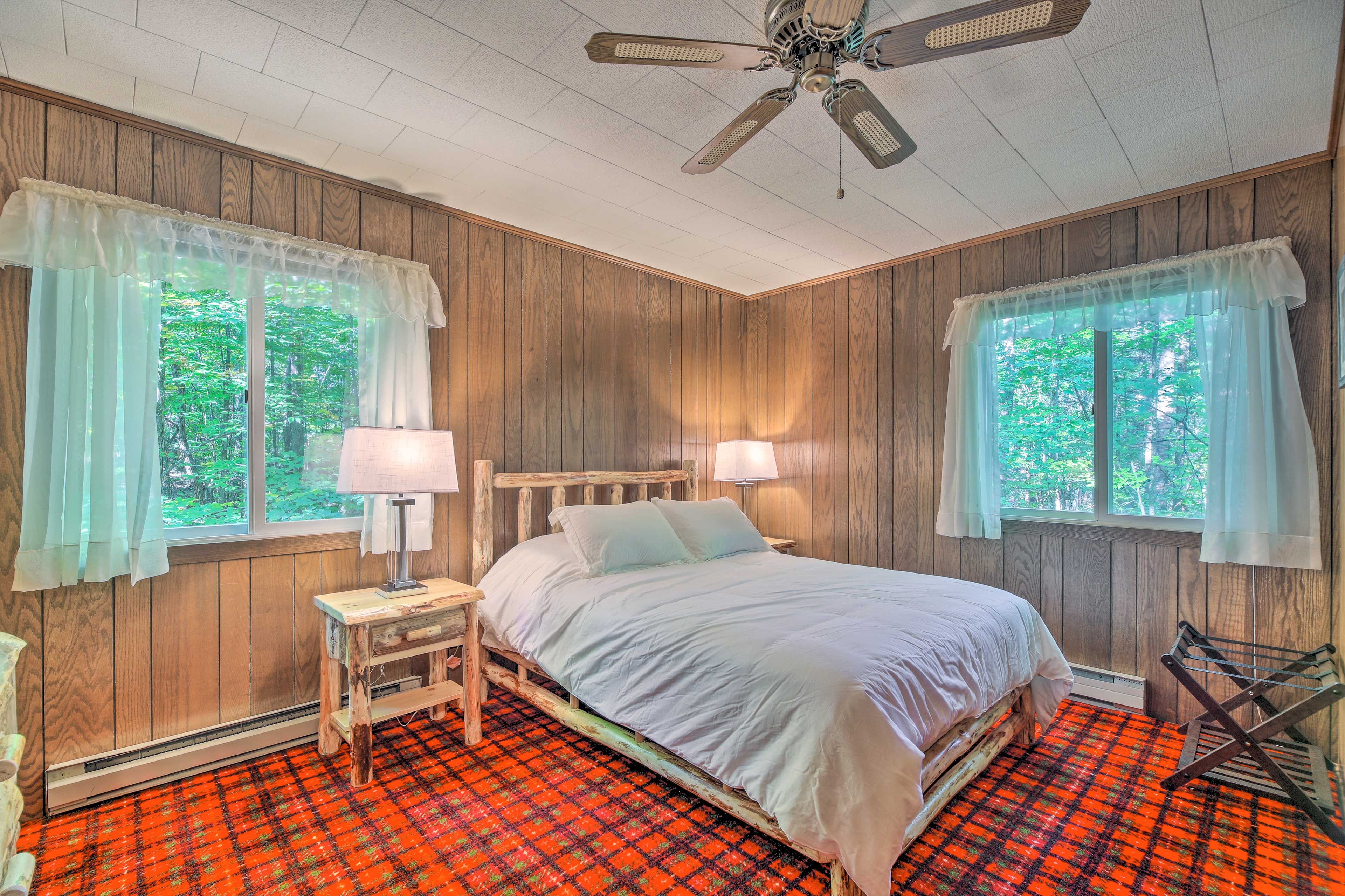 Bedroom 1 | Queen Bed | 1st Floor