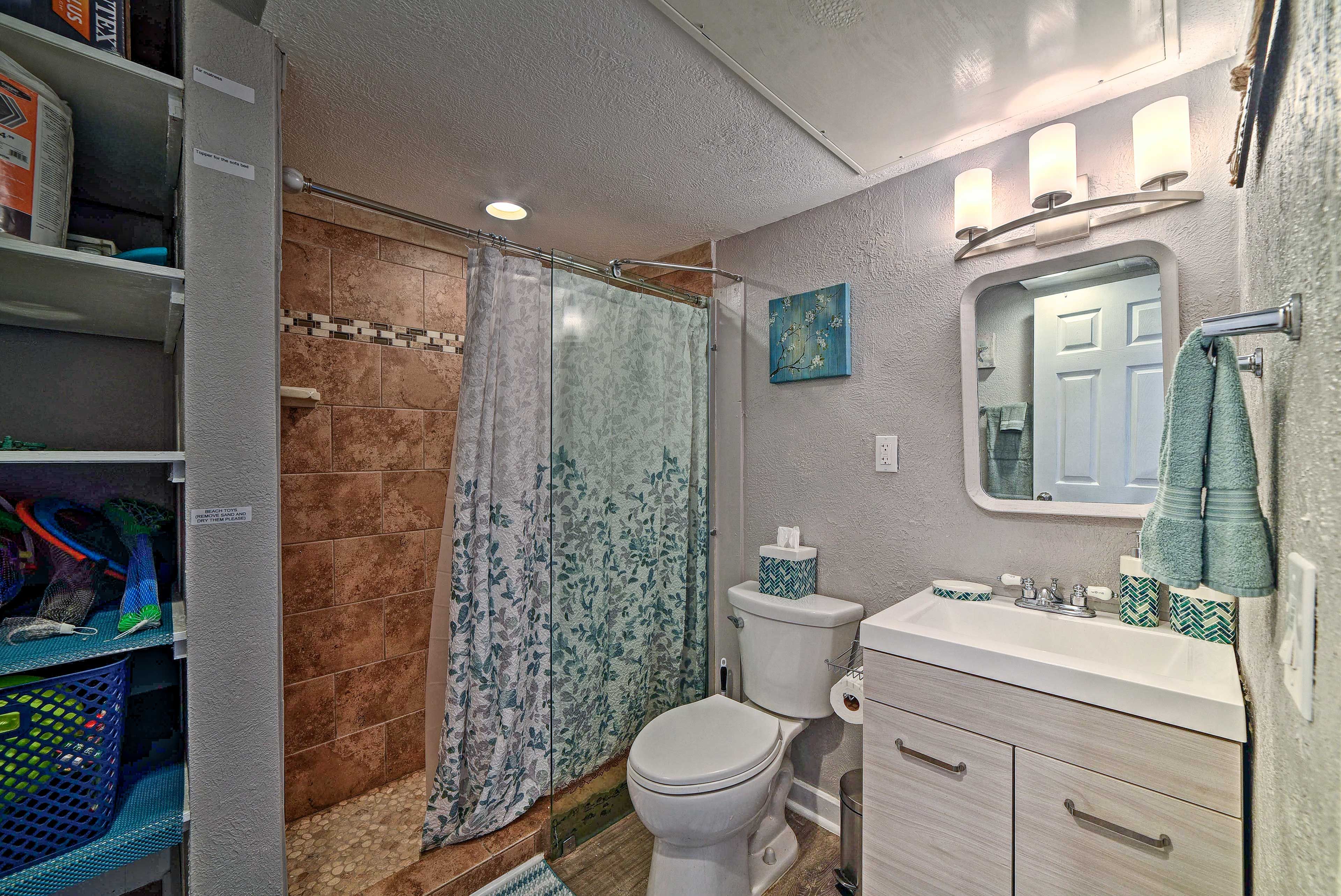 Bathroom | Complimentary Toiletries | Beach Towels