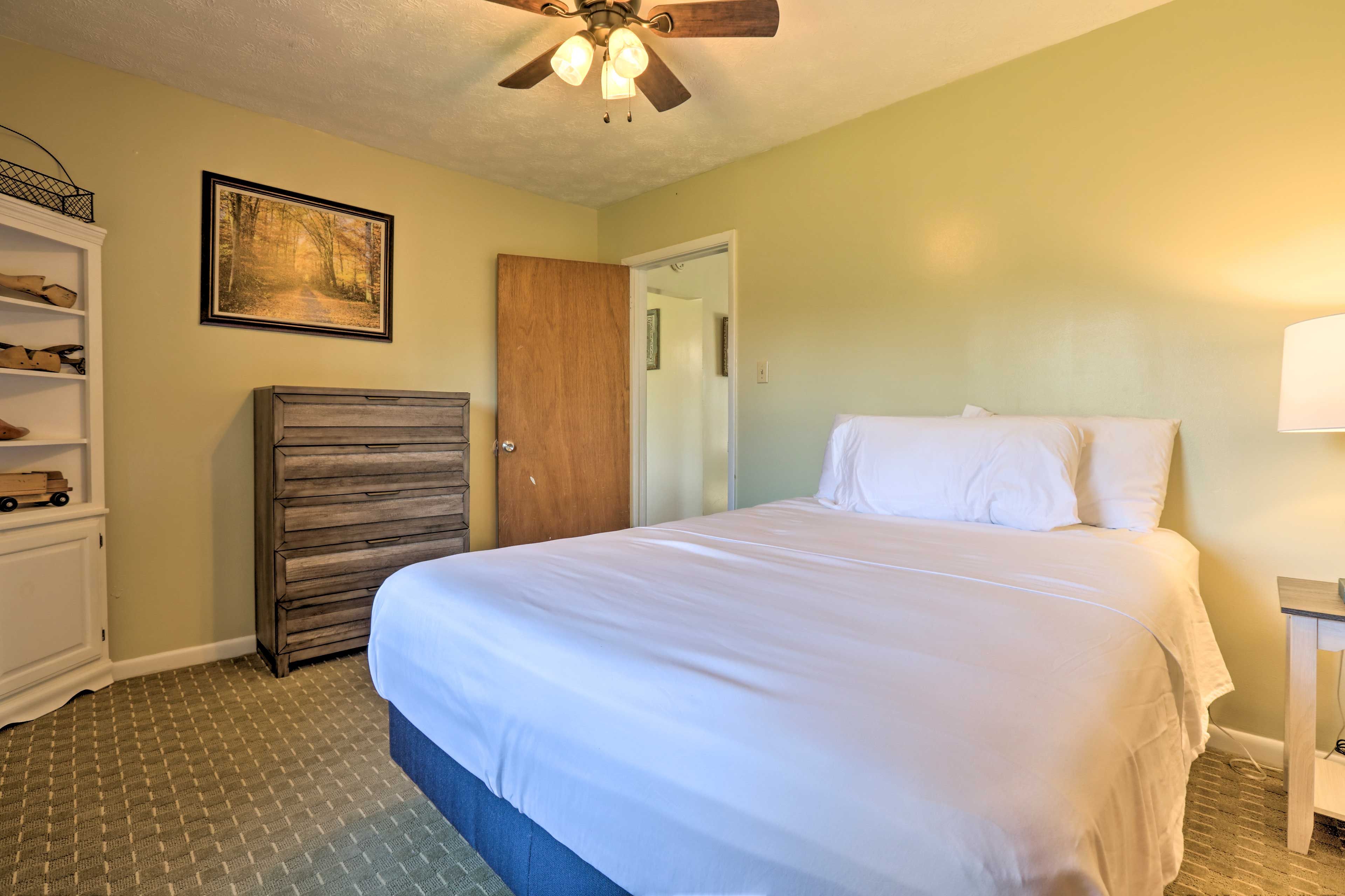 Bedroom 2 | Queen Bed