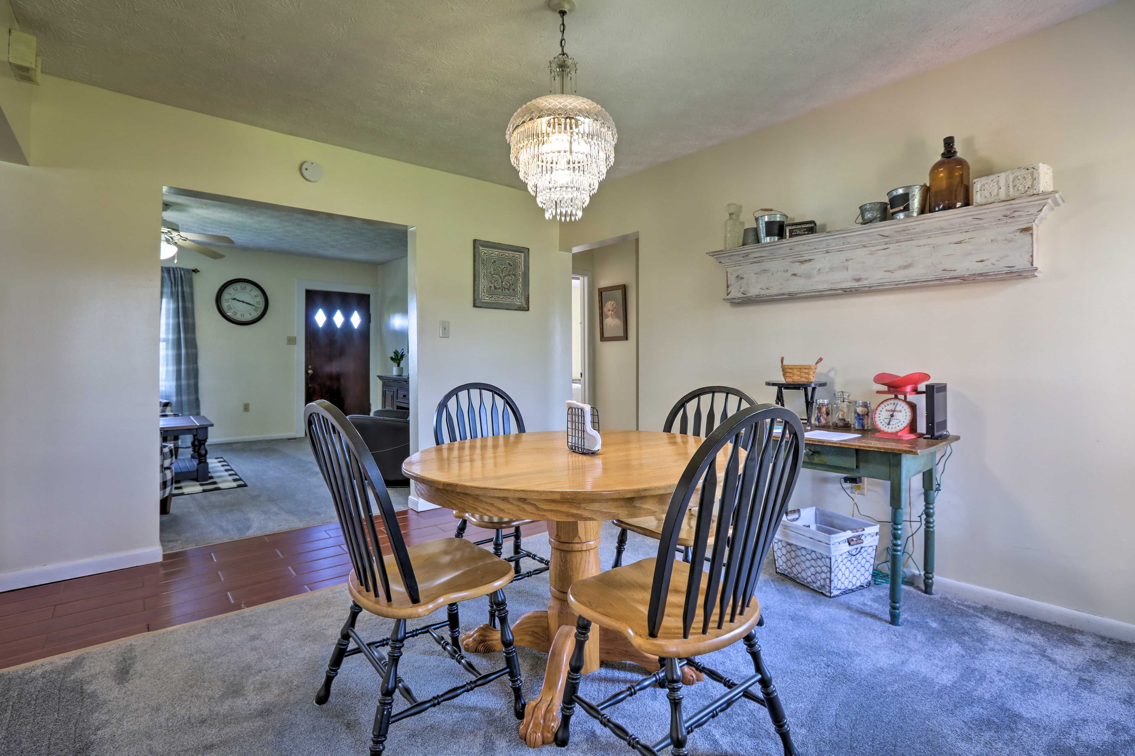 Dining Area | Dishware/Flatware Provided