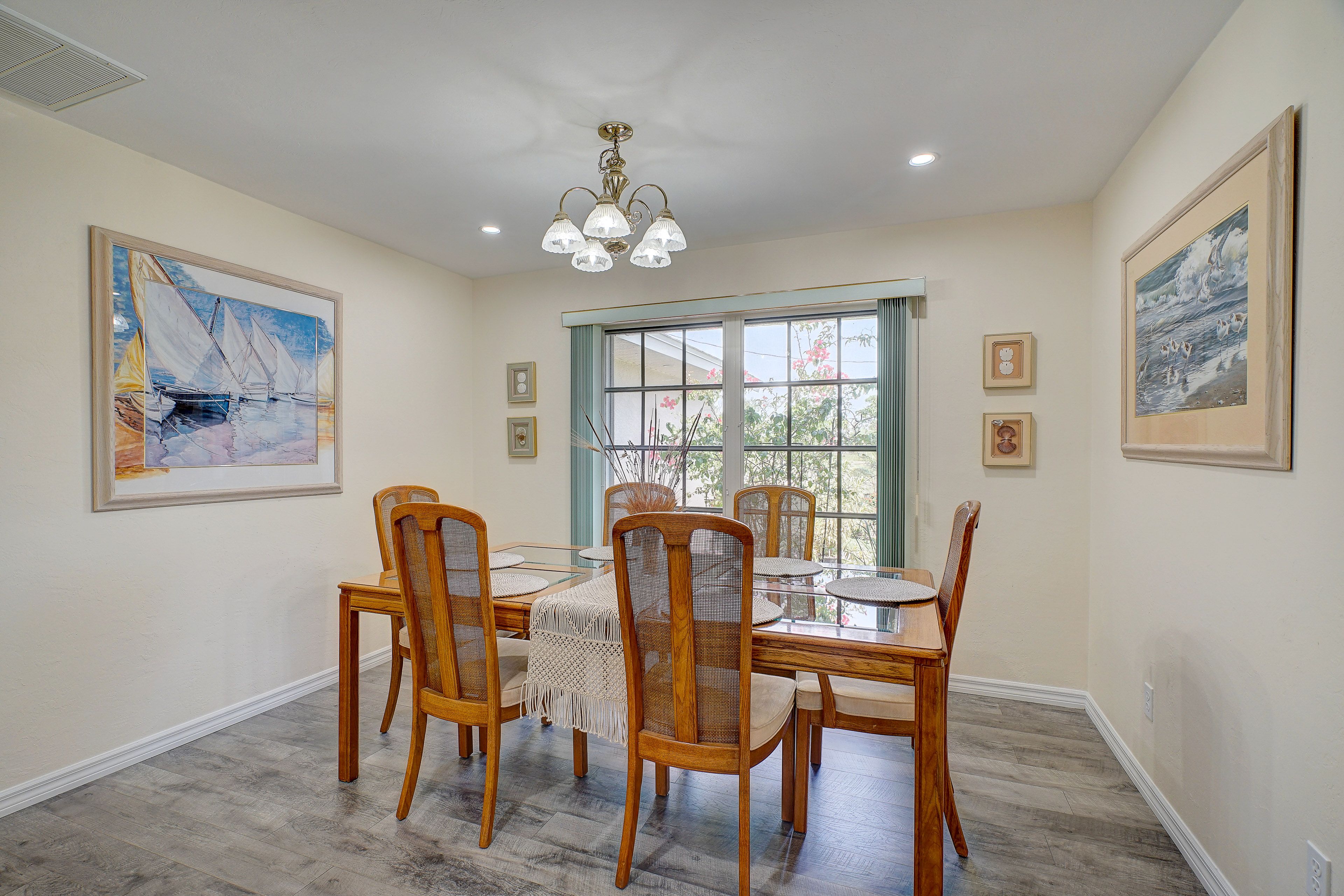 Dining Area | Dishware/Flatware Available