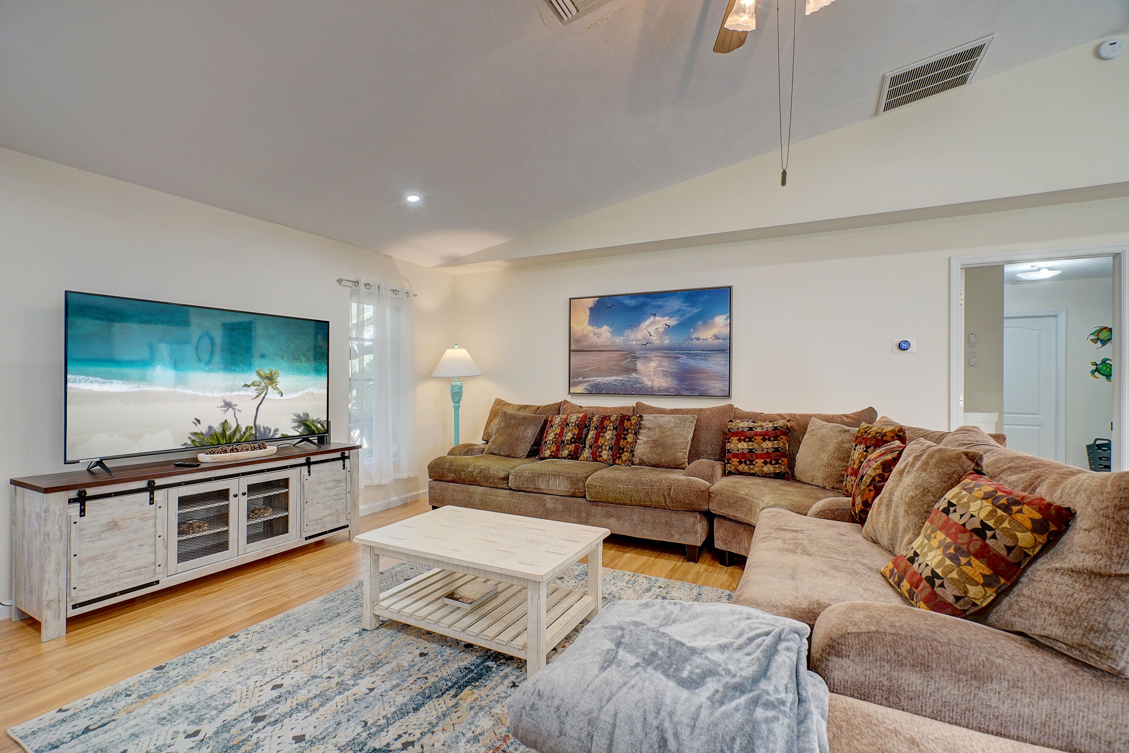 Living Room | Central Air Conditioning | Free WiFi | Smart TV