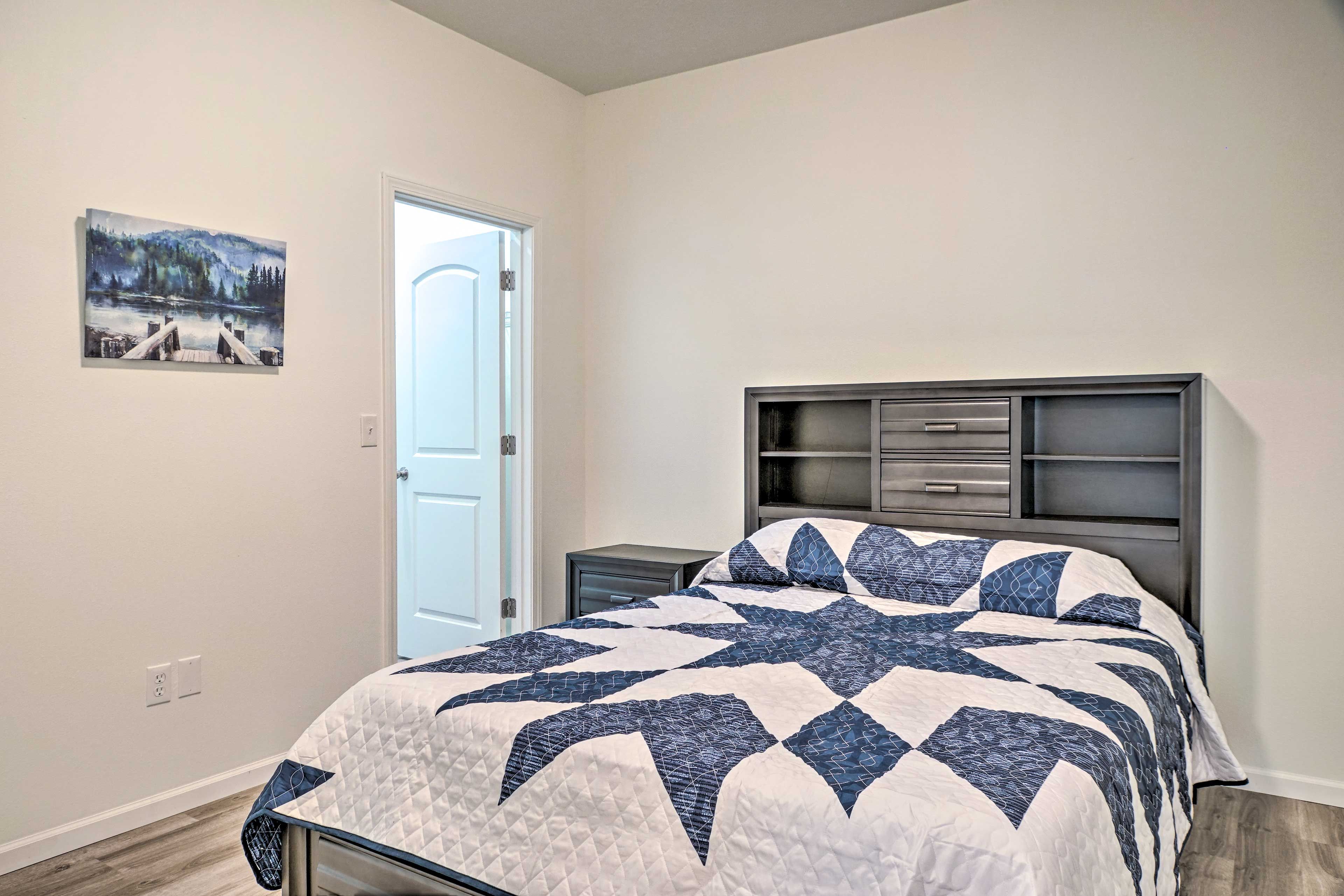 Bedroom 2 | Queen Bed | 1st Level