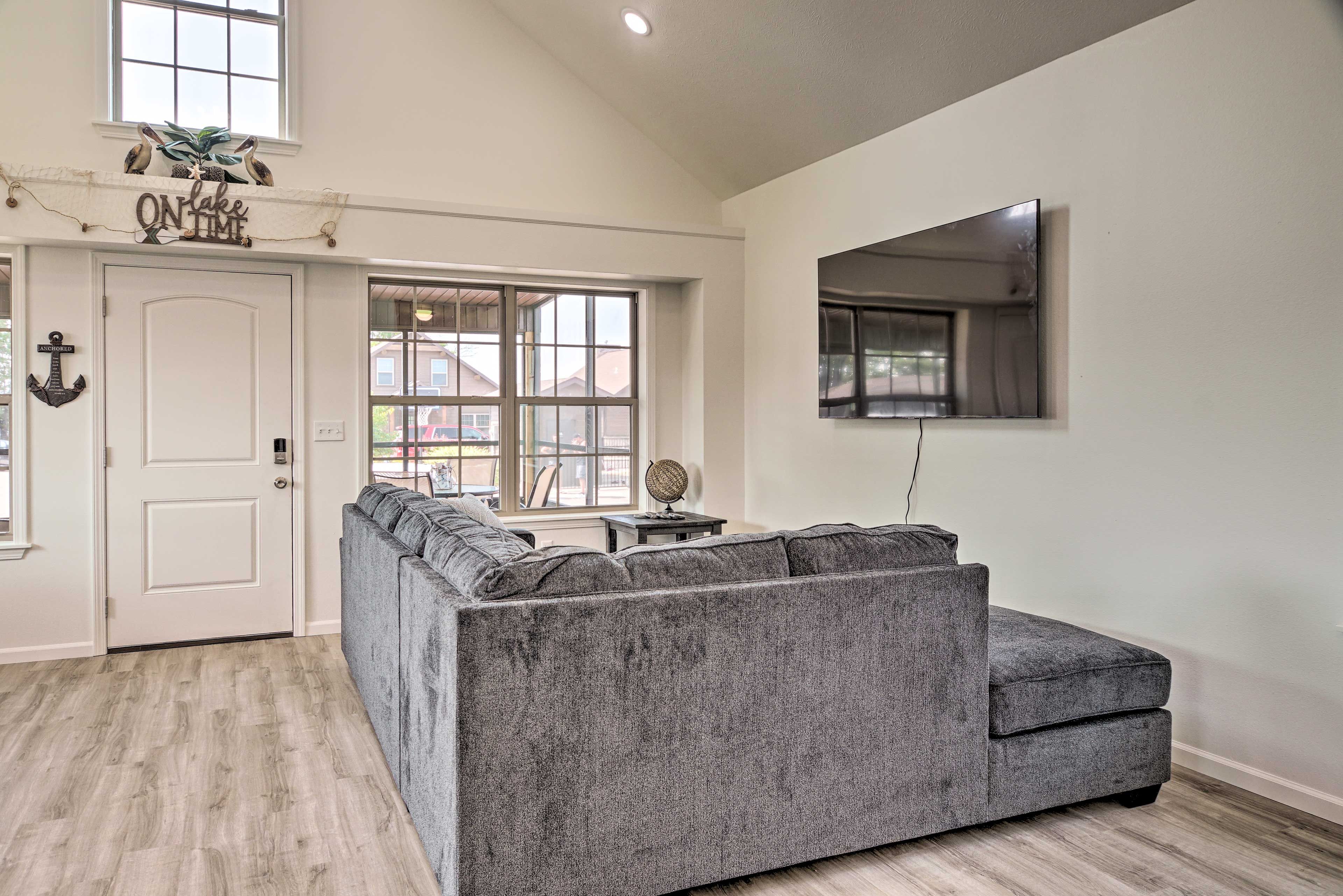 Living Area | Smart TV