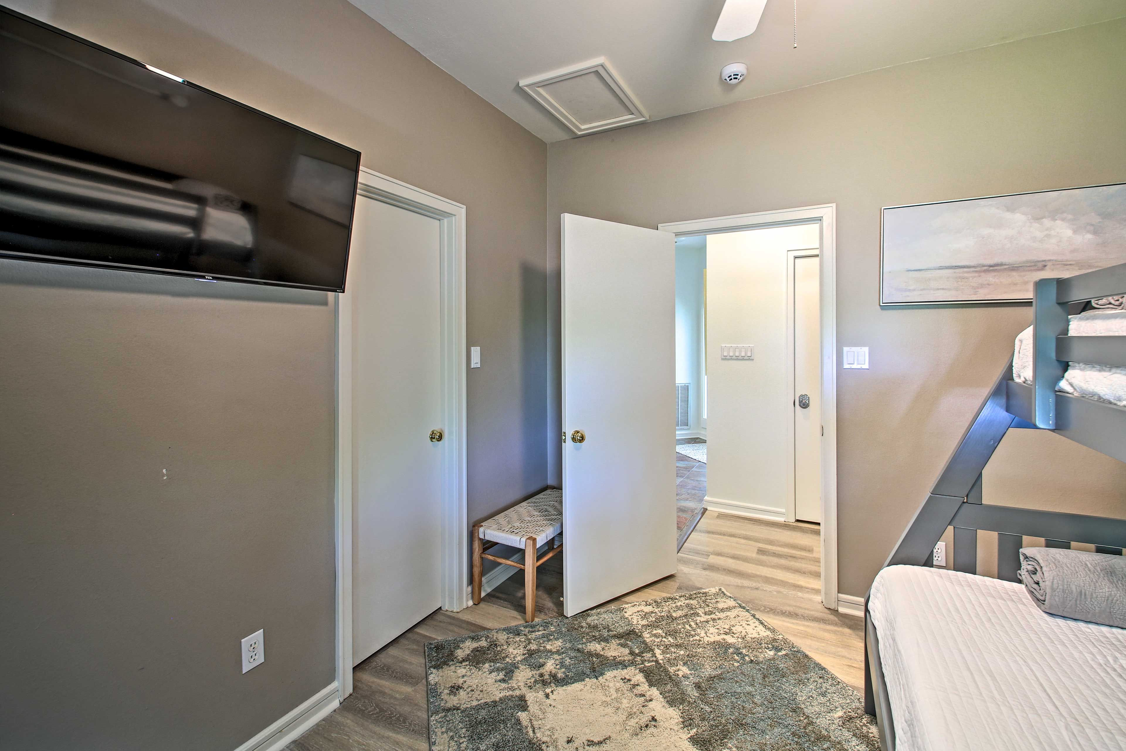 Bedroom 3 | Smart TV w/ Cable