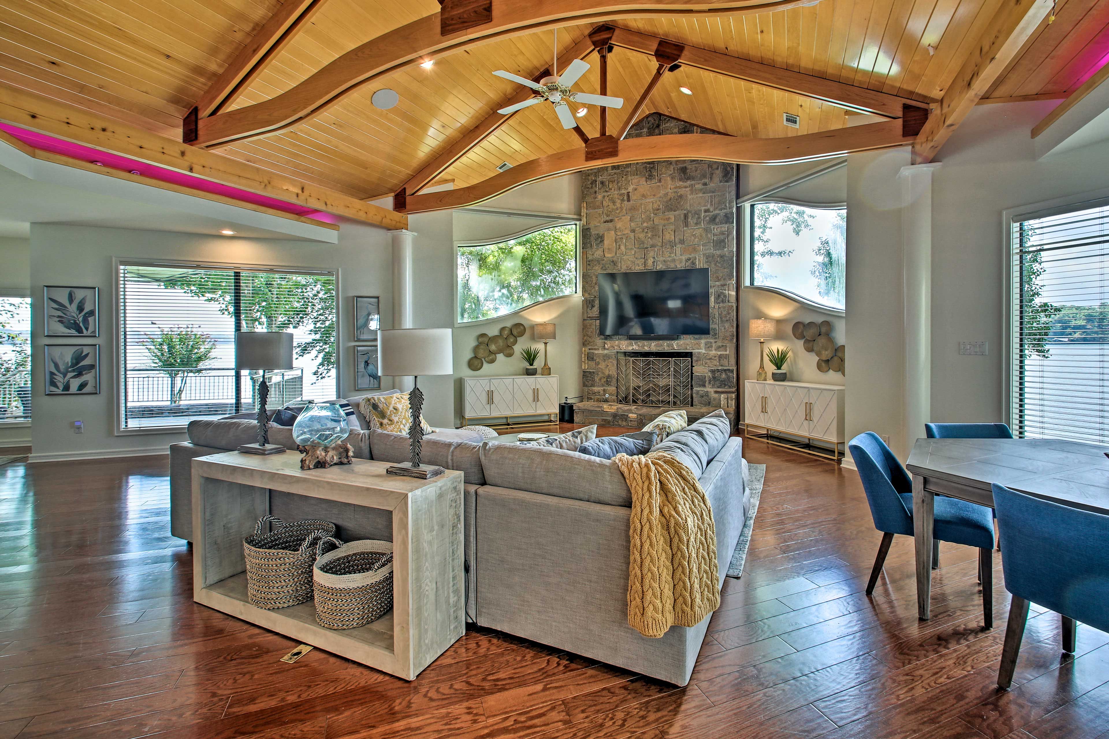 Living Room | Central A/C | Surround Sound System