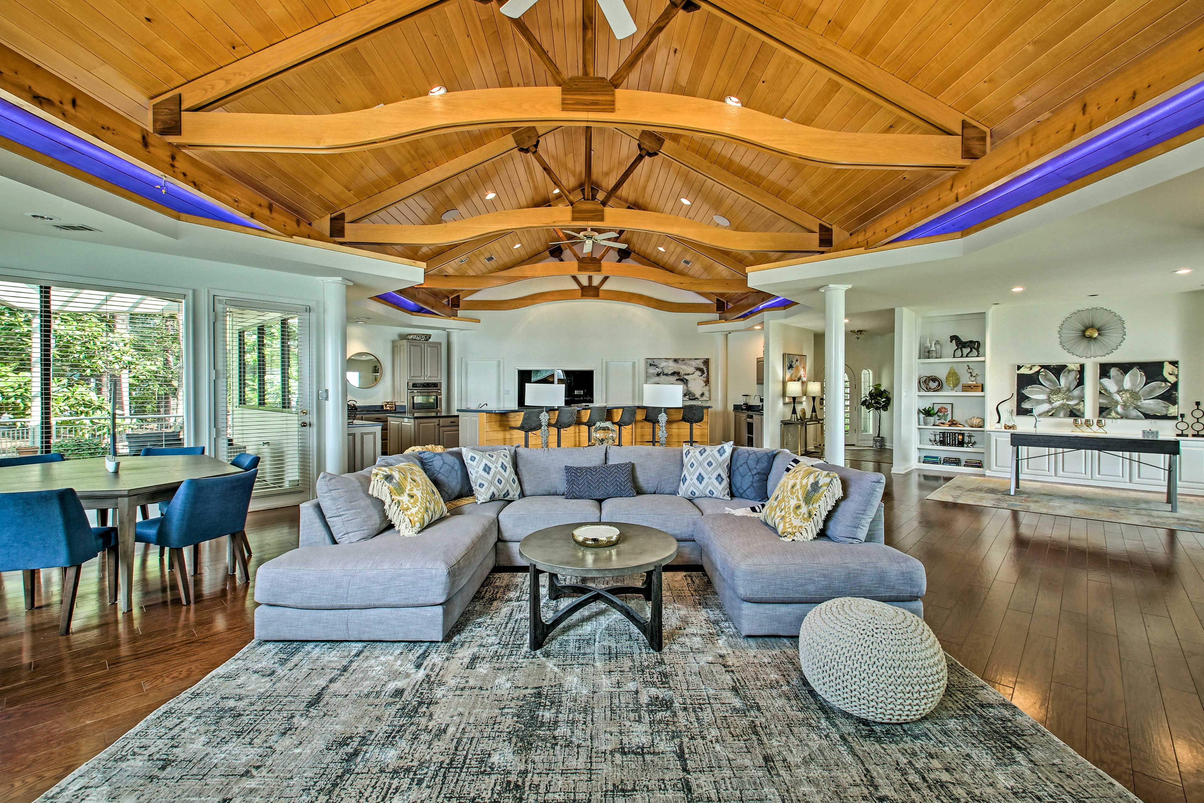 Living Room | Free WiFi | Smart TV w/ Cable