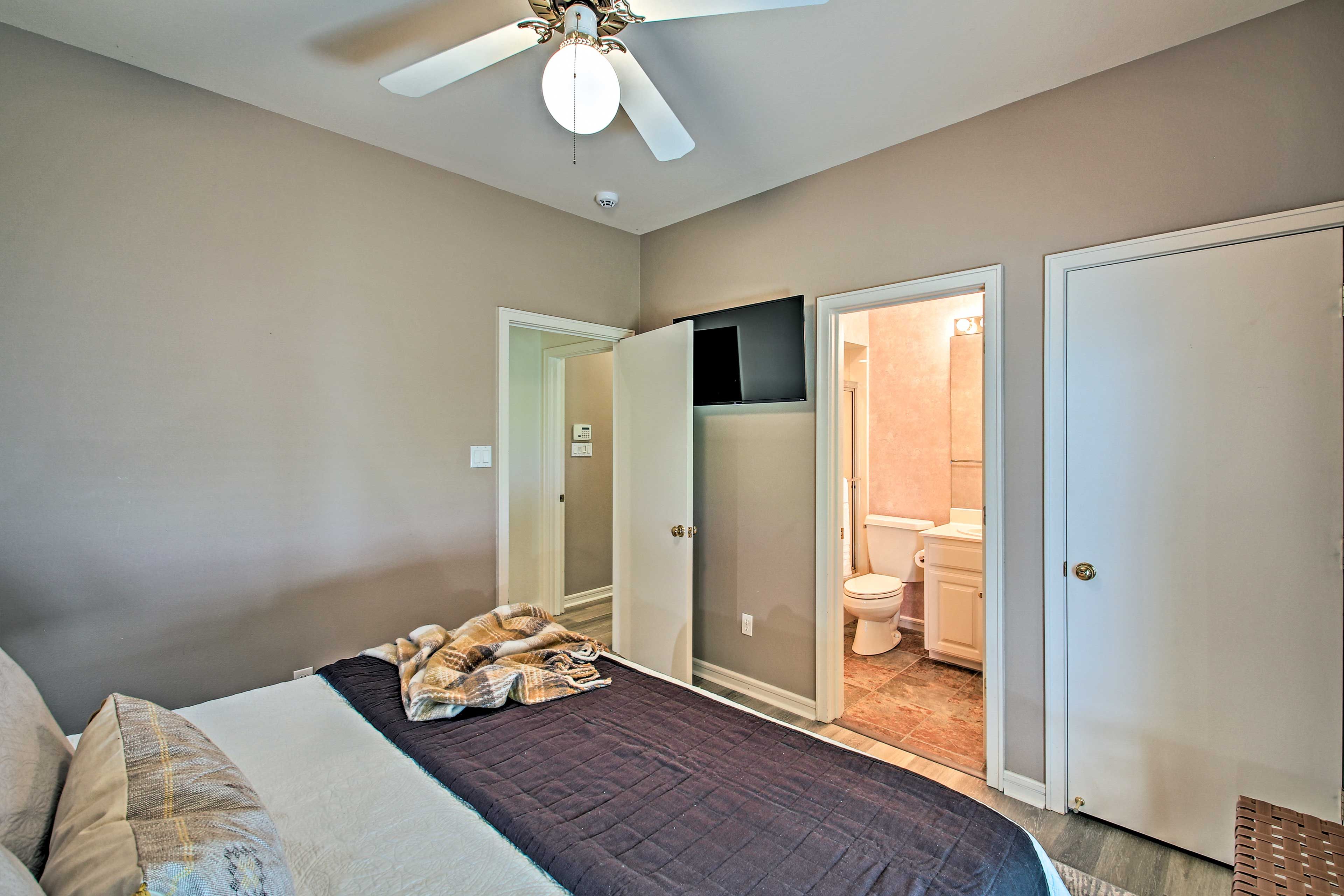 Bedroom 2 | Smart TV w/ Cable