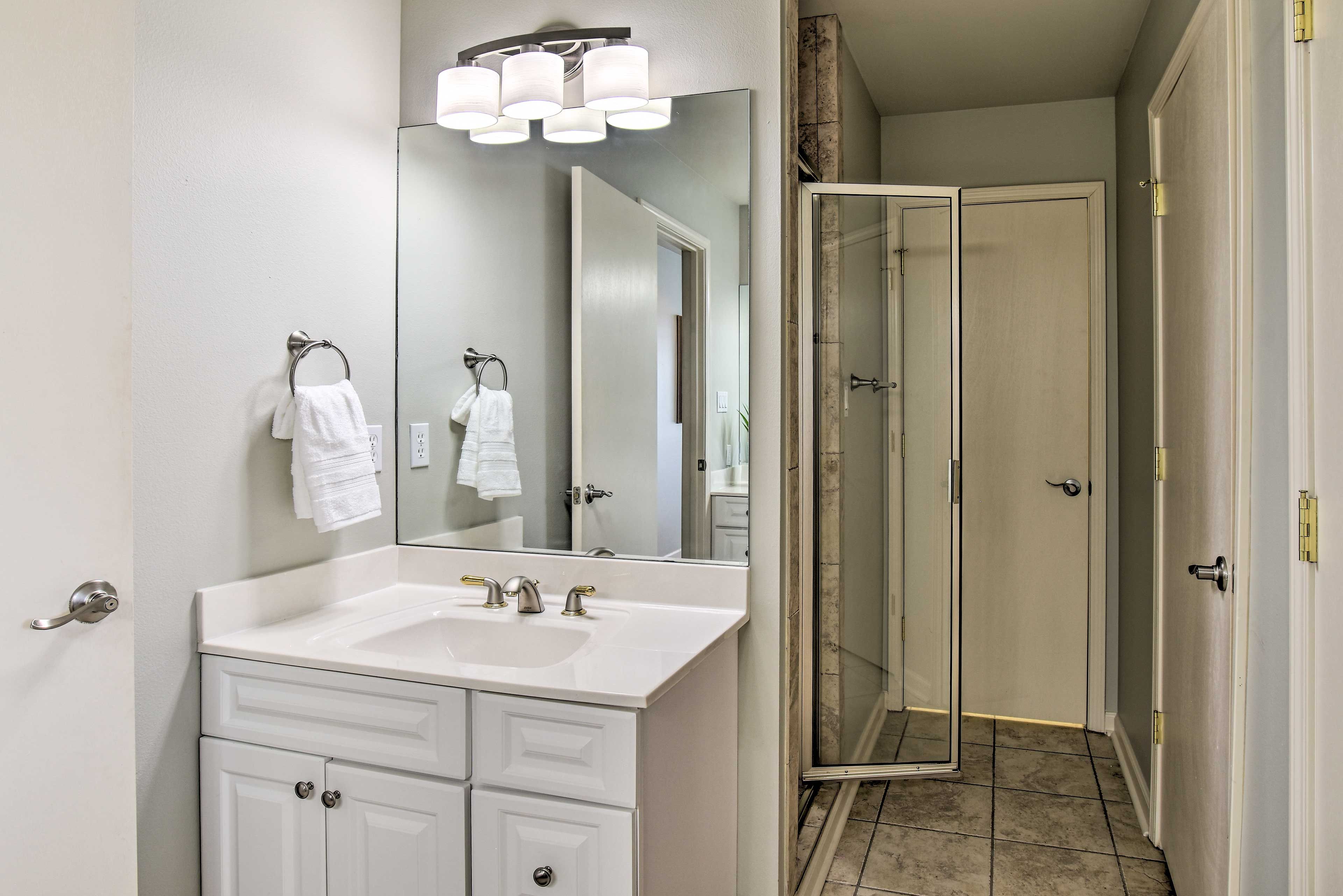 En-Suite Bathroom | Jetted Tub & Shower