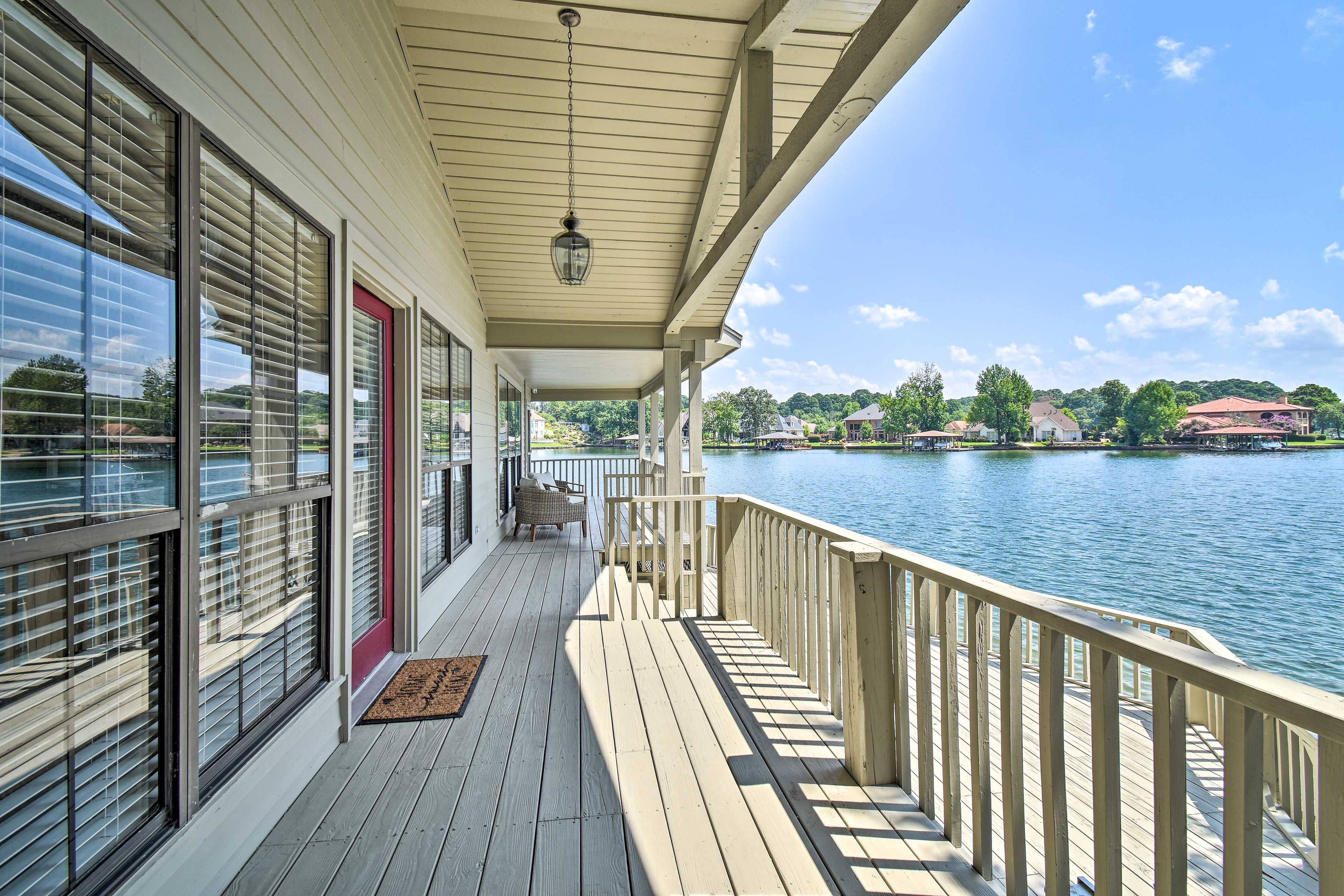 Lake Hamilton Frontage | Fully Renovated Cottage