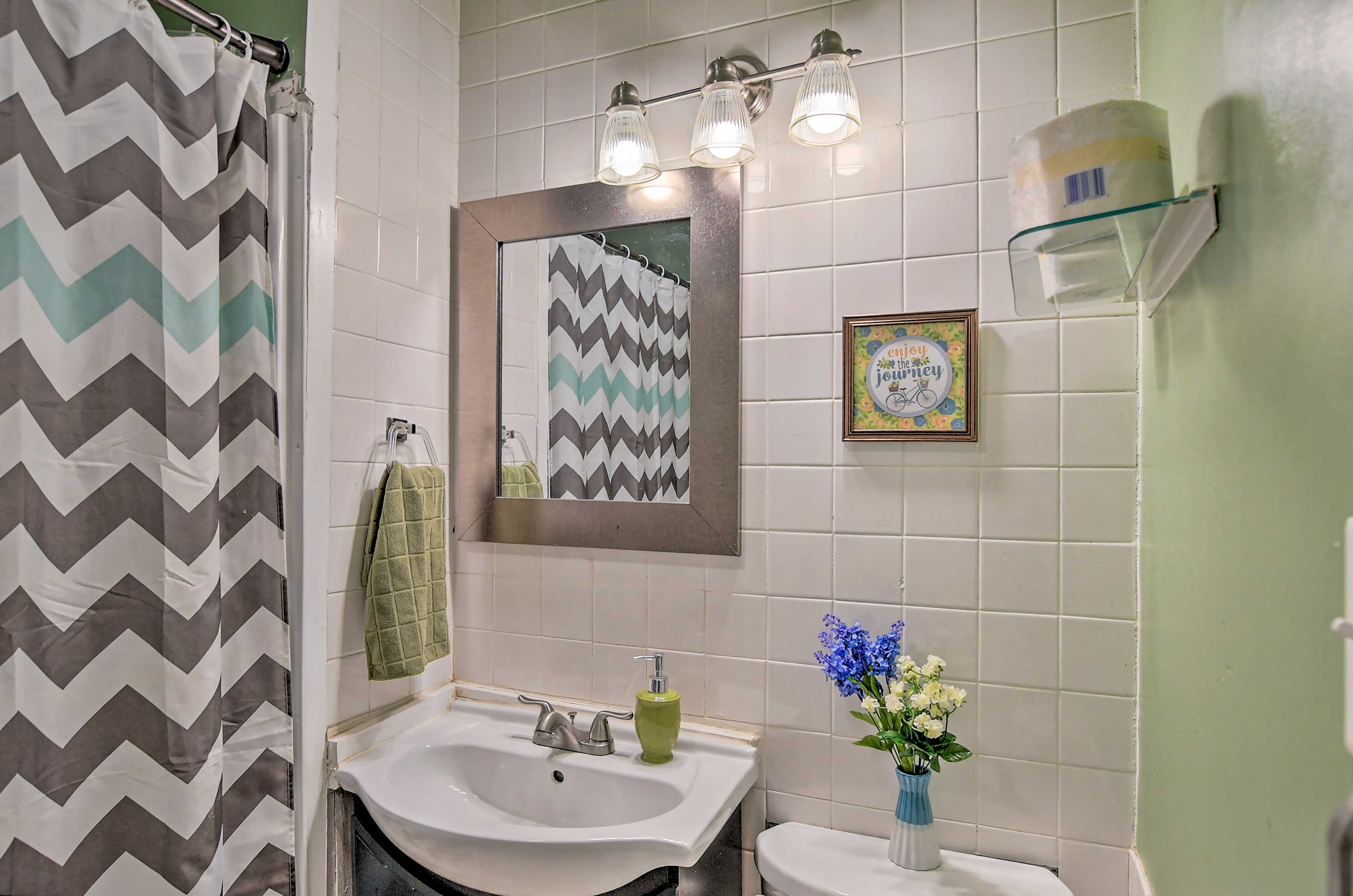 Bathroom | Shower/Tub Combo | 1st Floor